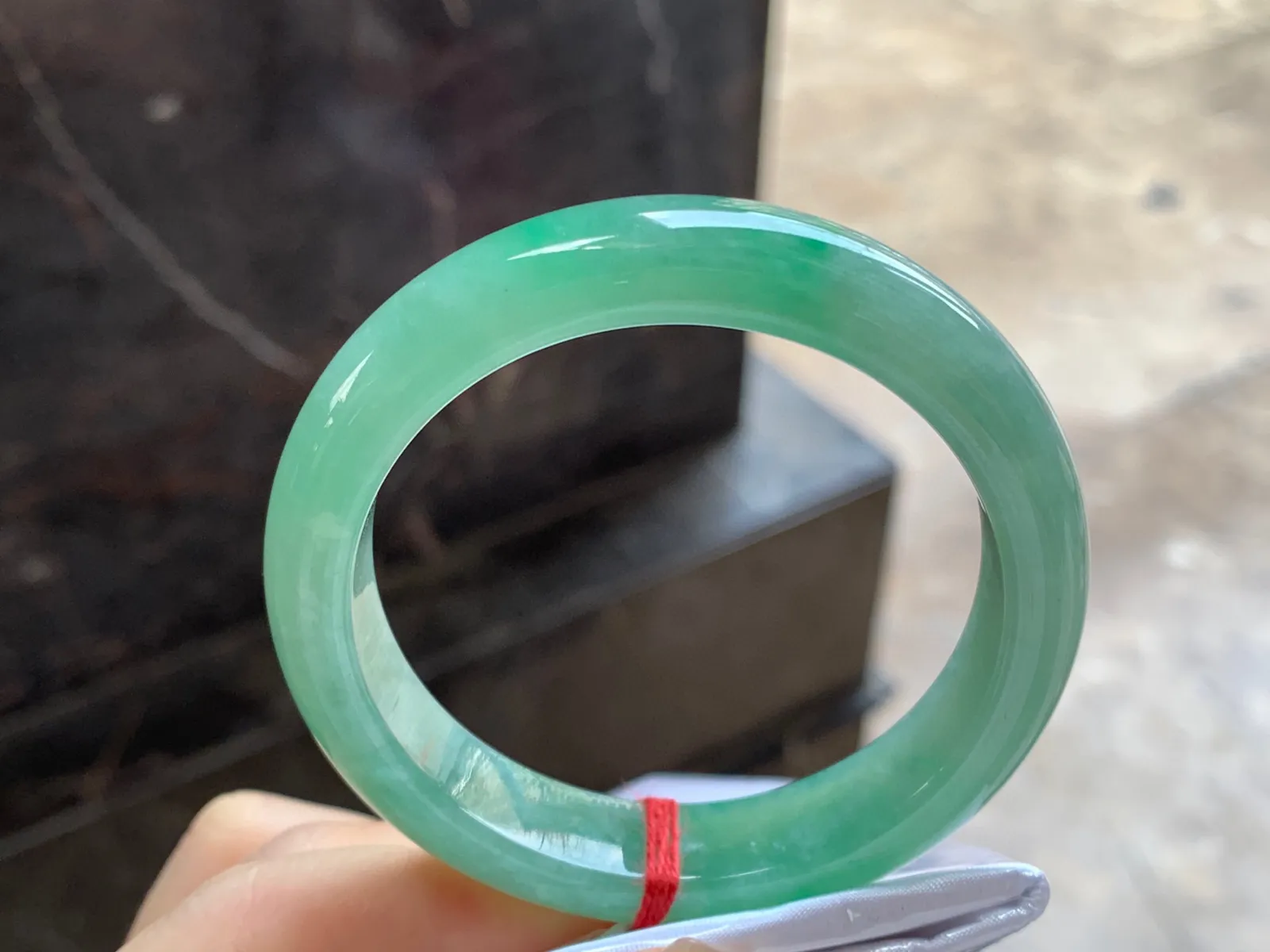 带色手镯
尺寸：52.2-11.9-8.2mm
底子细腻干净～绿色浓郁上手好看