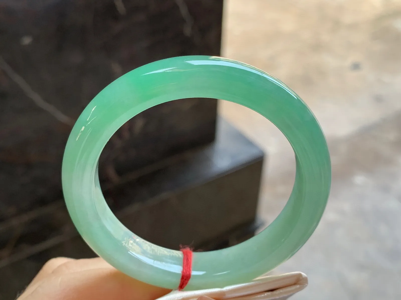 带色手镯
尺寸：52.8-11.1-8.3mm
有种有色～小圈口上手好看
