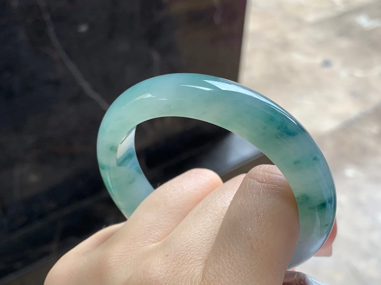 飘花手镯
尺寸：54.5-12.7-8.4mm
种老肉细～飘花点缀