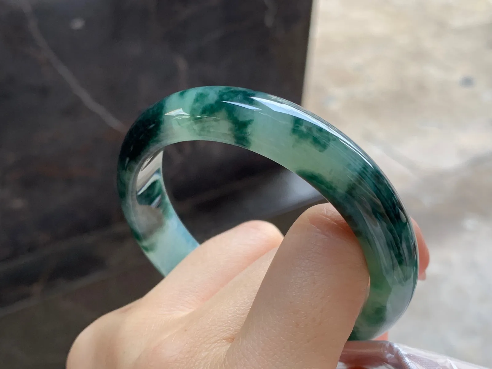 飘花手镯
尺寸：56.6-12.3-7.8mm
底子细腻干净～飘花浓郁上手耐看