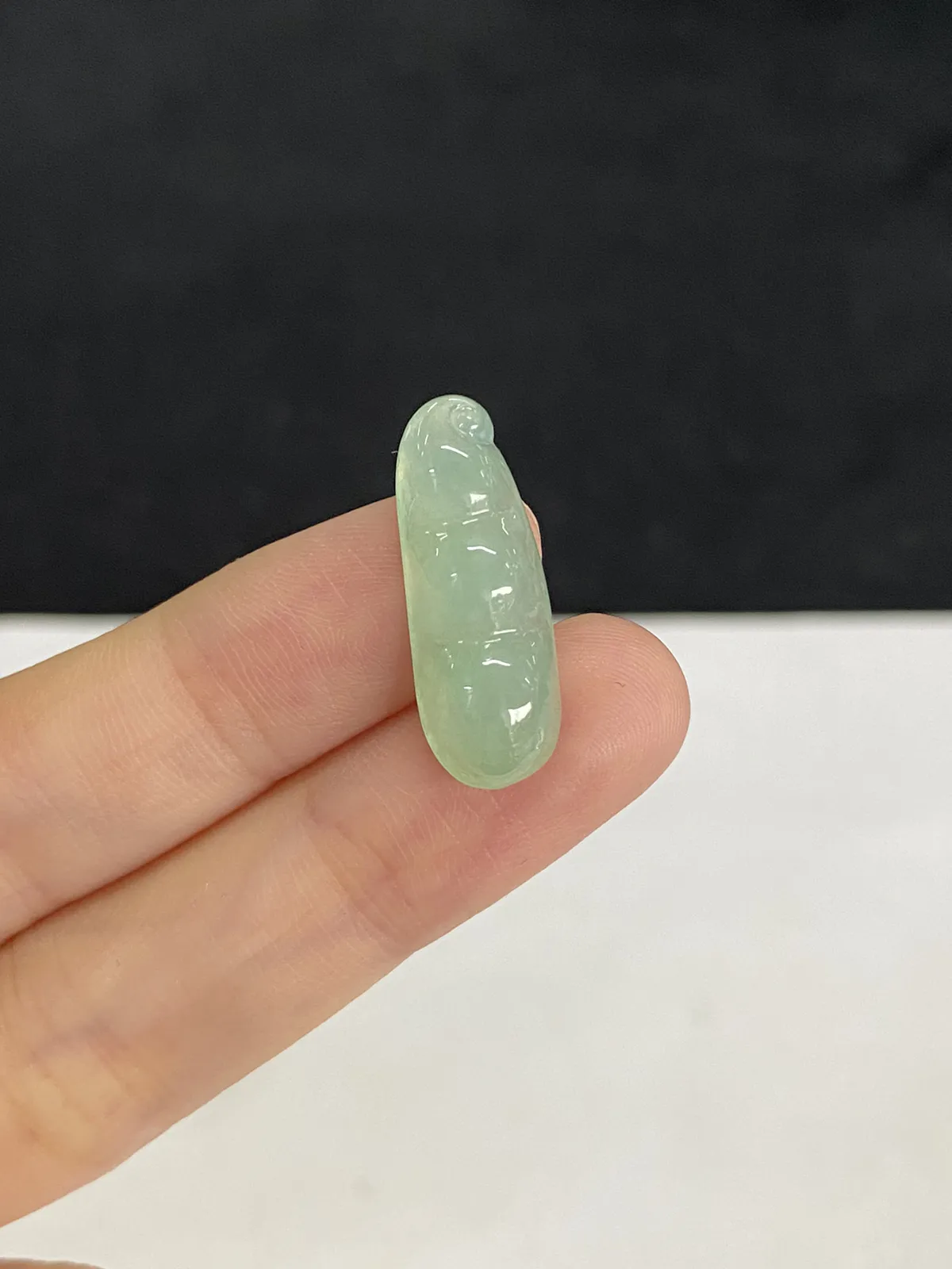 翡翠挂坠丝丝阳绿非常好整体颜色均匀