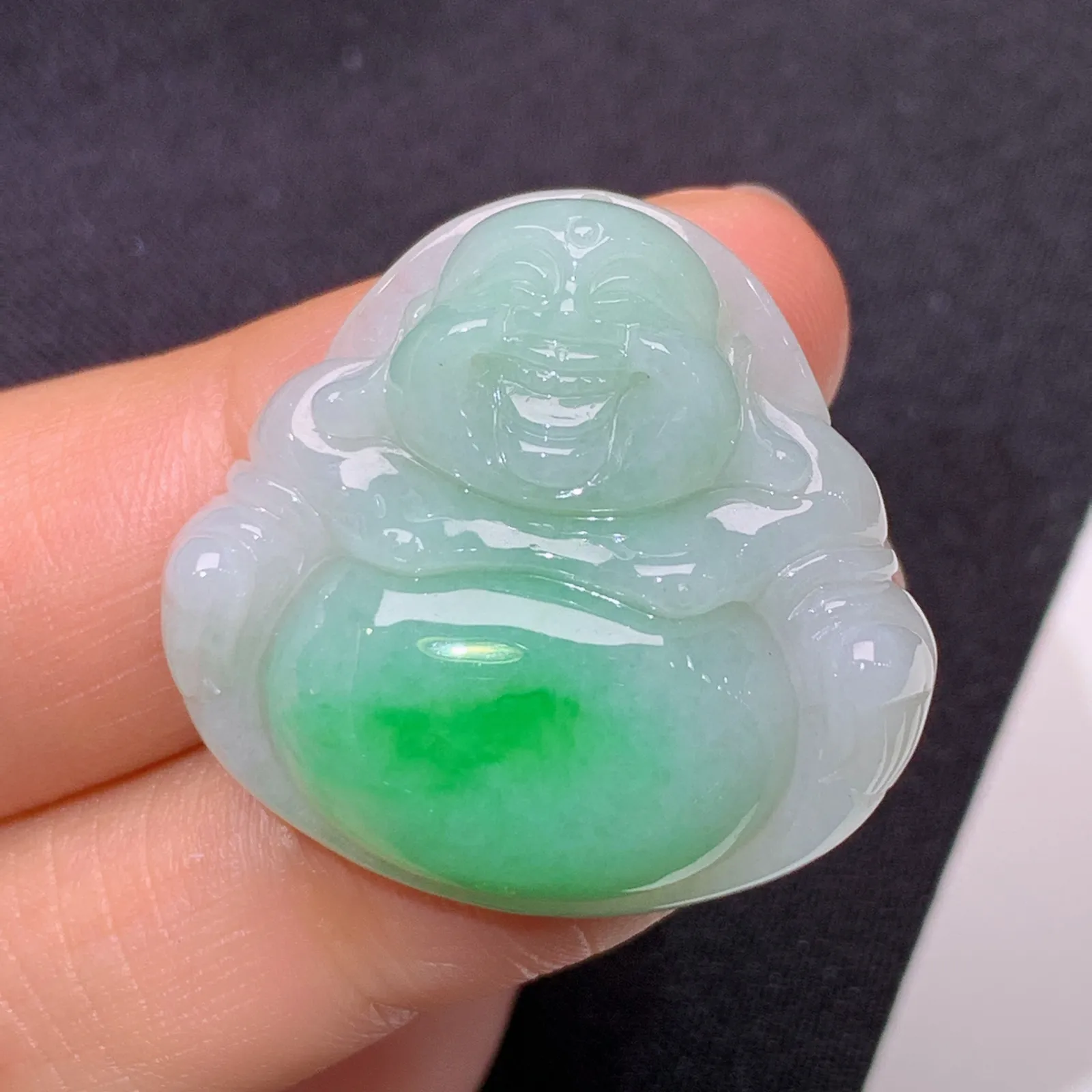 飘绿笑佛吊坠 冰润色阳，品相饱满，种水足 尺寸26.3*25*6.1