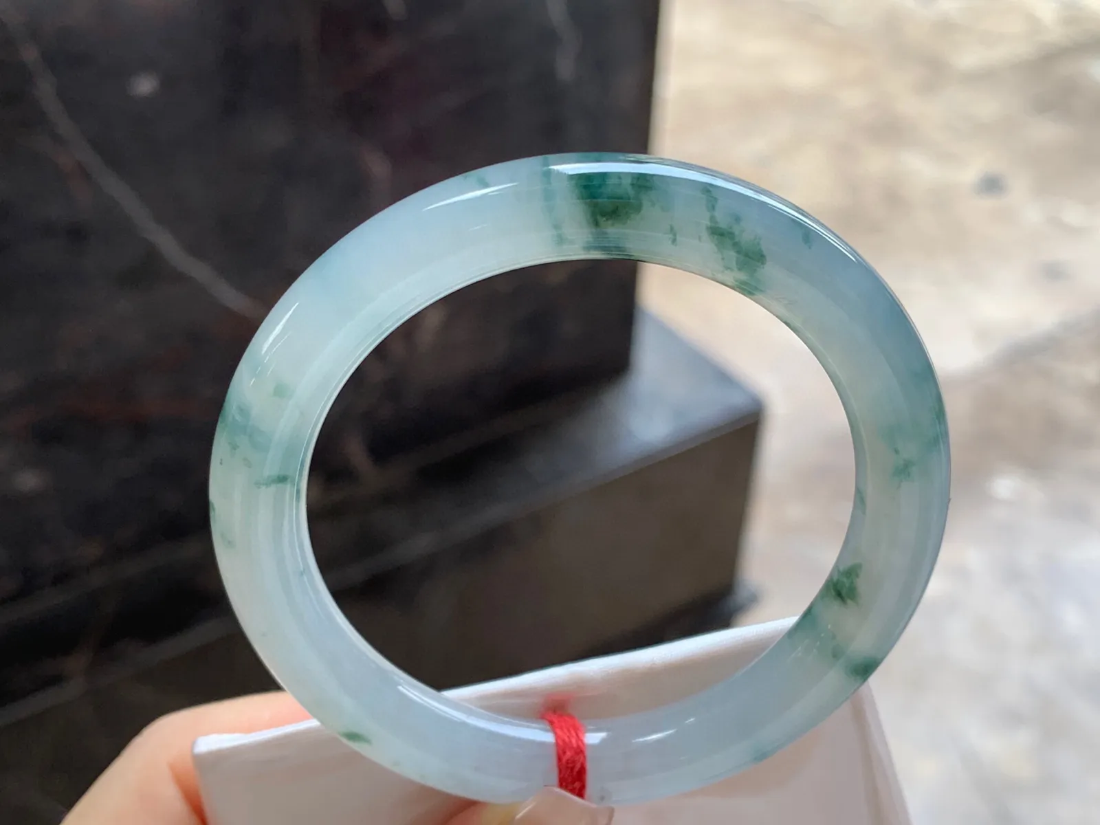 飘花圆条手镯
尺寸：55.3-9.2mm
种水好 飘花点缀上手好看