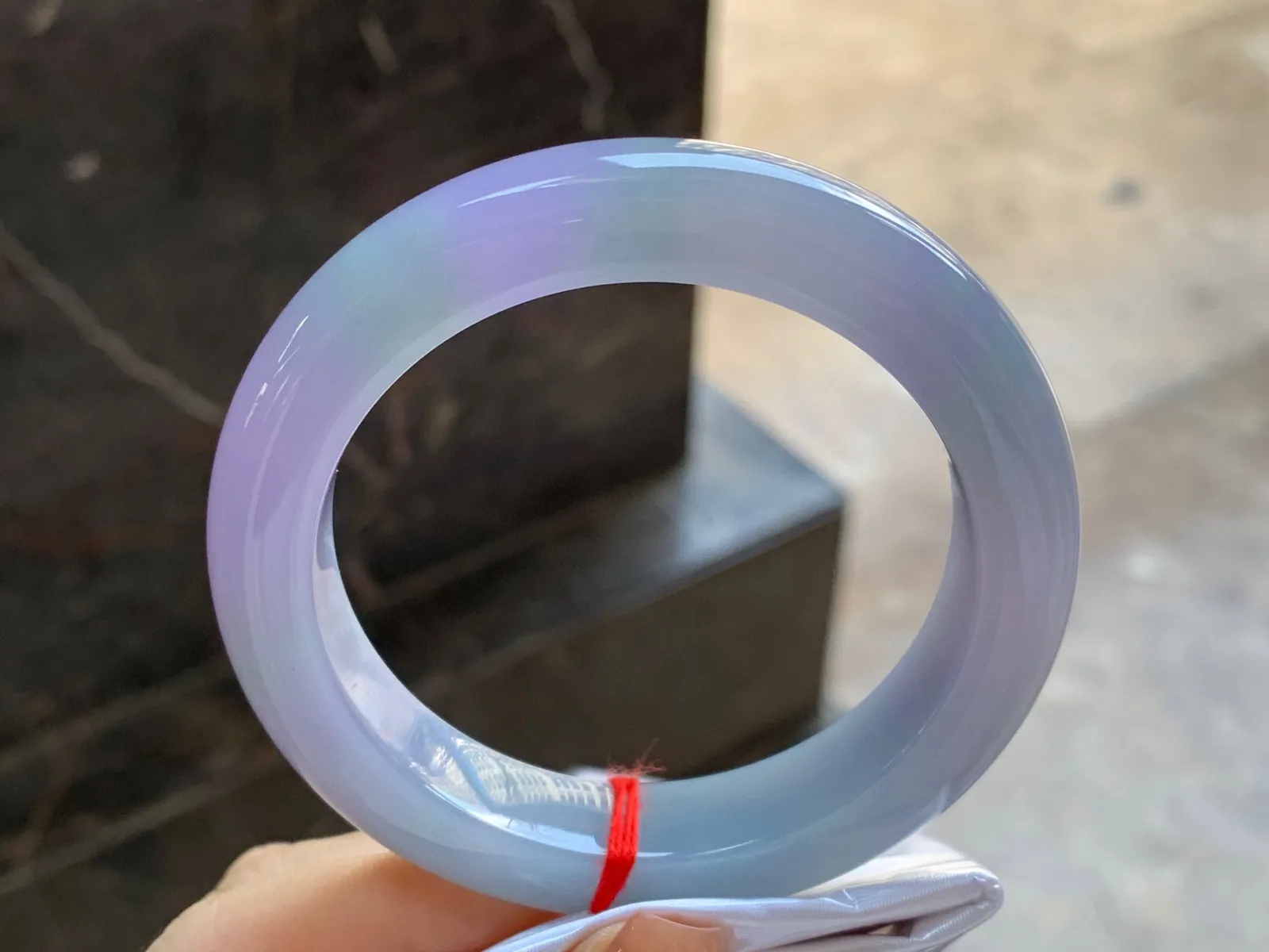 紫罗兰手镯
尺寸：55.7-11.7-9.9mm
底子细腻干净～颜色浓郁 上手漂亮