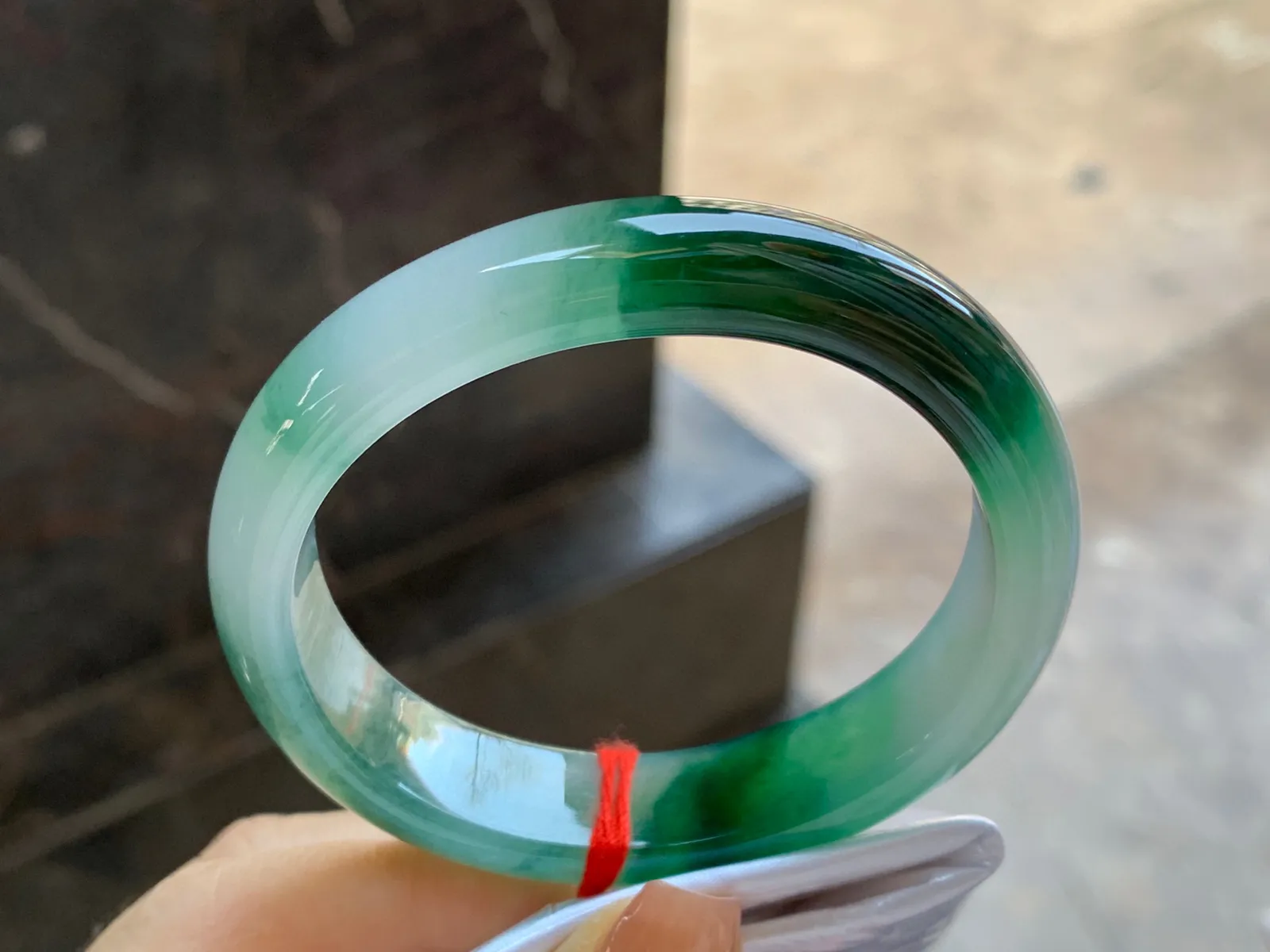 飘绿贵妃镯
尺寸：53.5-12.6-7.5mm
底子细腻干净～有特色正圈50 51可以戴