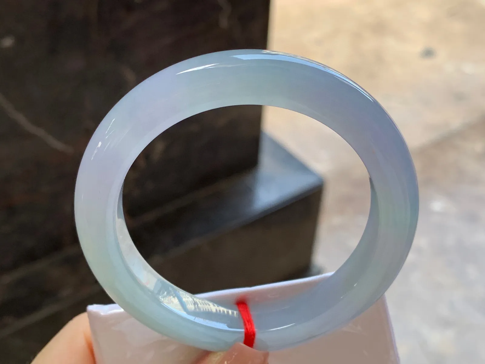 冰种淡春手镯
尺寸：57-10.7-9.5mm
种水好 小清新甜甜的料子