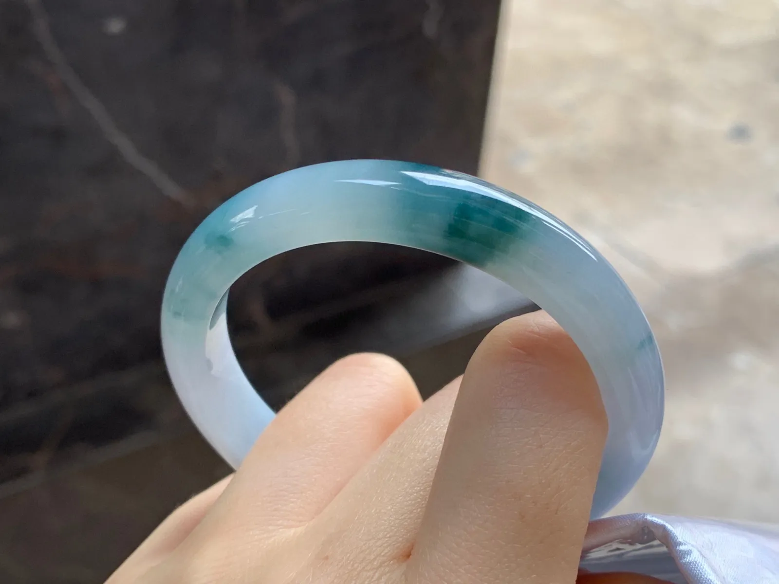 飘花手镯
尺寸：53.5-10.4-7.5mm
底子细腻干净～飘花点缀推荐气质