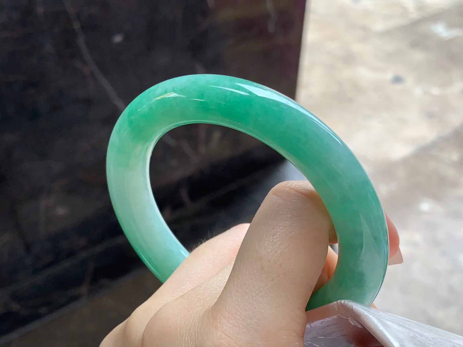 满色圆条手镯
尺寸：59-11.7mm
底色均匀大圈口 上手好看
