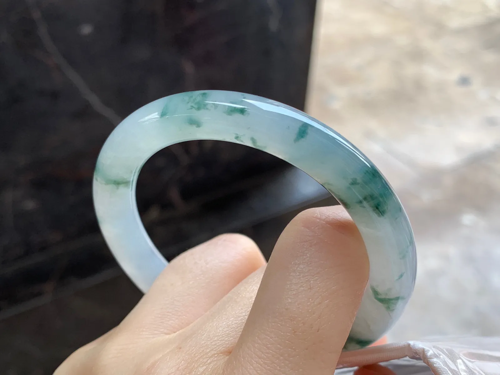 飘花圆条手镯
尺寸：55.3-9.2mm
种水好 飘花点缀上手好看