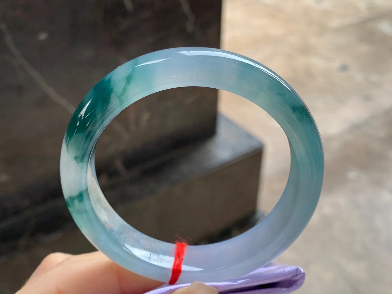 冰种飘花手镯
尺寸：55.4-12.8-8.6mm
种老肉细～飘花点缀