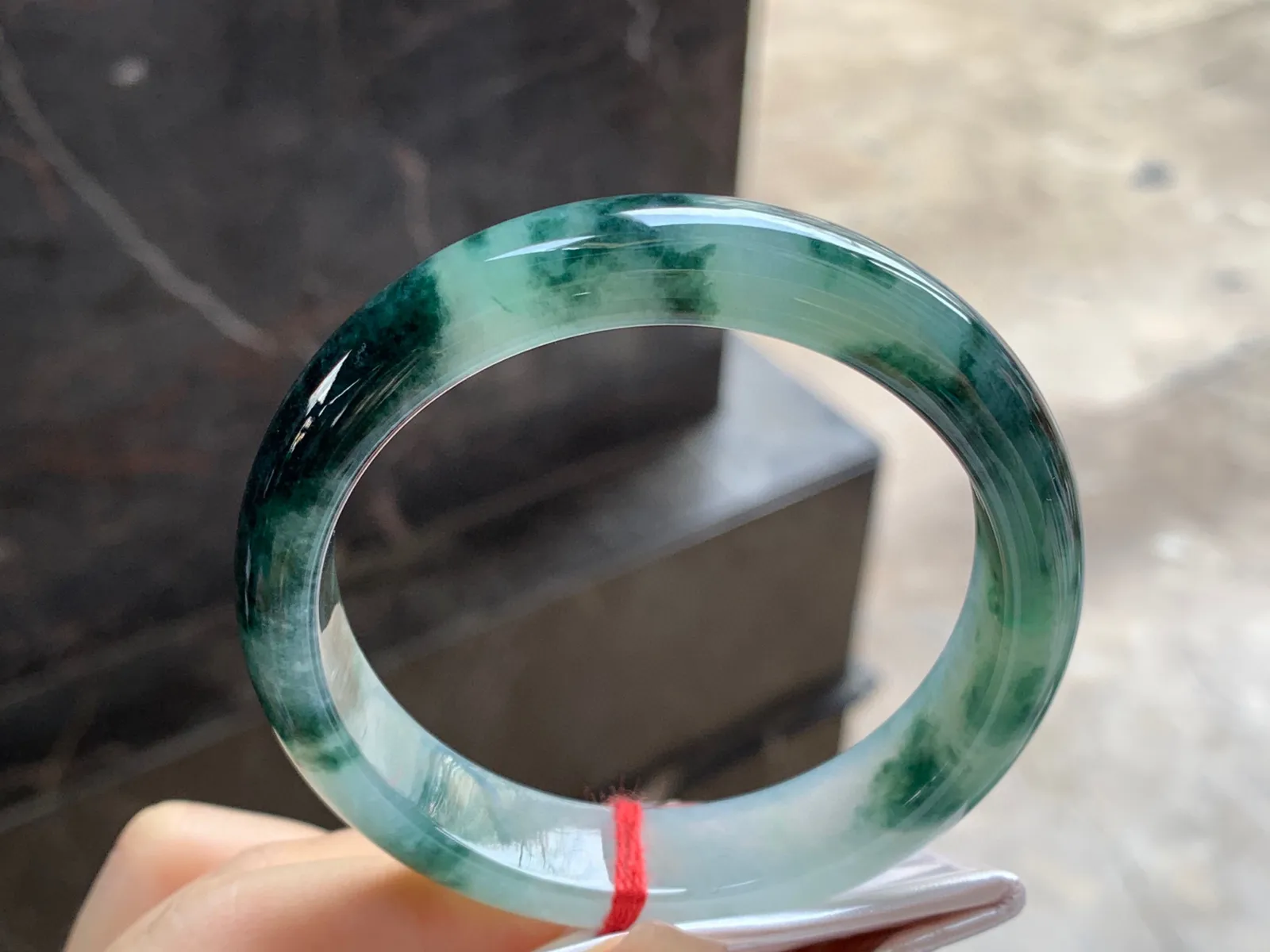 飘花手镯
尺寸：56.6-12.3-7.8mm
底子细腻干净～飘花浓郁上手耐看