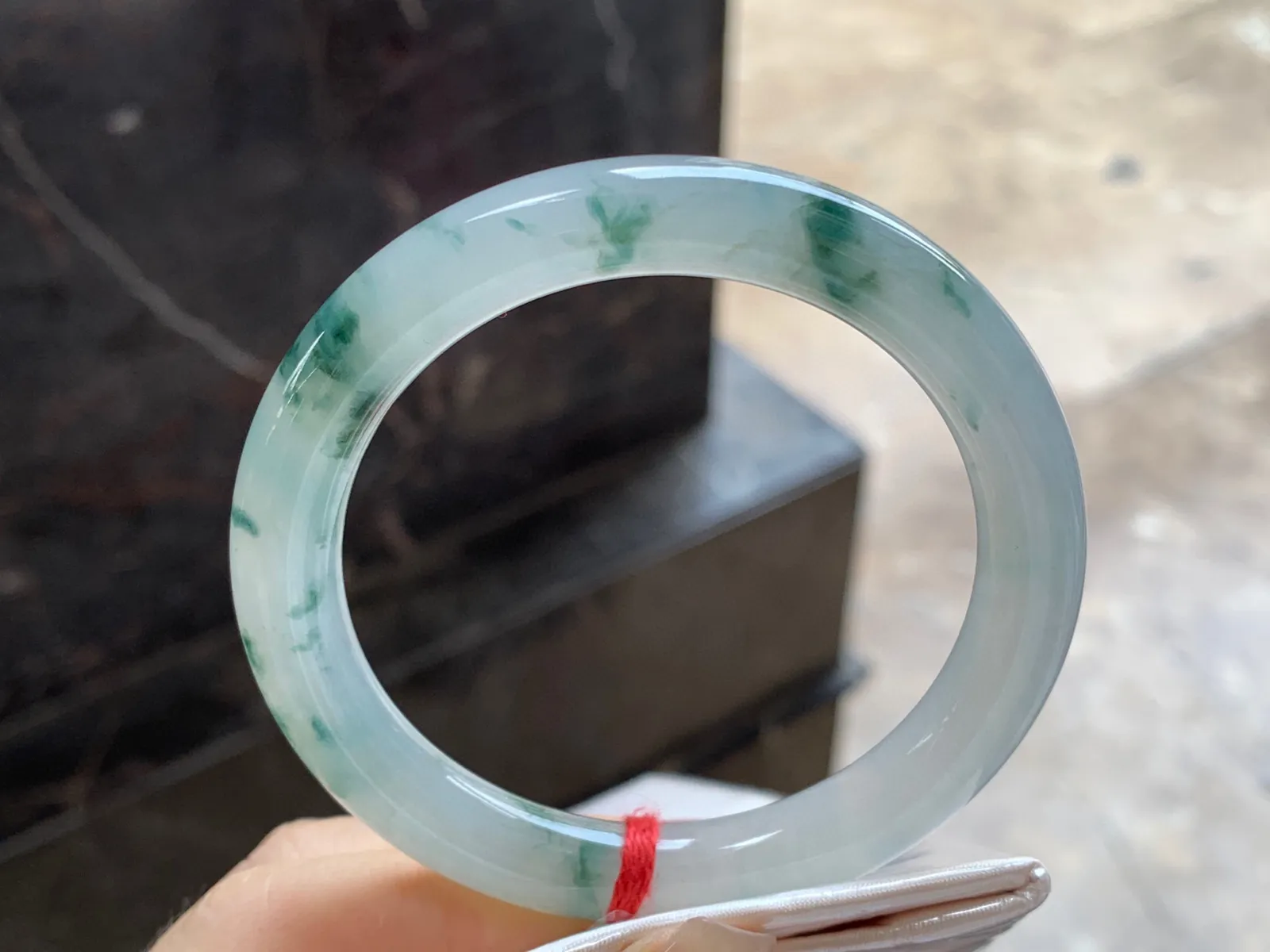 飘花圆条手镯
尺寸：55.3-9.2mm
种水好 飘花点缀上手好看