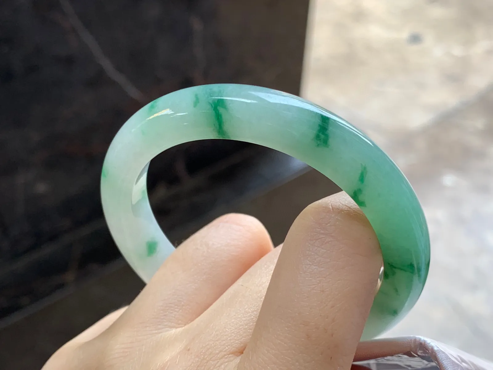 飘绿手镯
尺寸：53.8-9.9-8.2mm
料子细腻干净～很耐看推荐