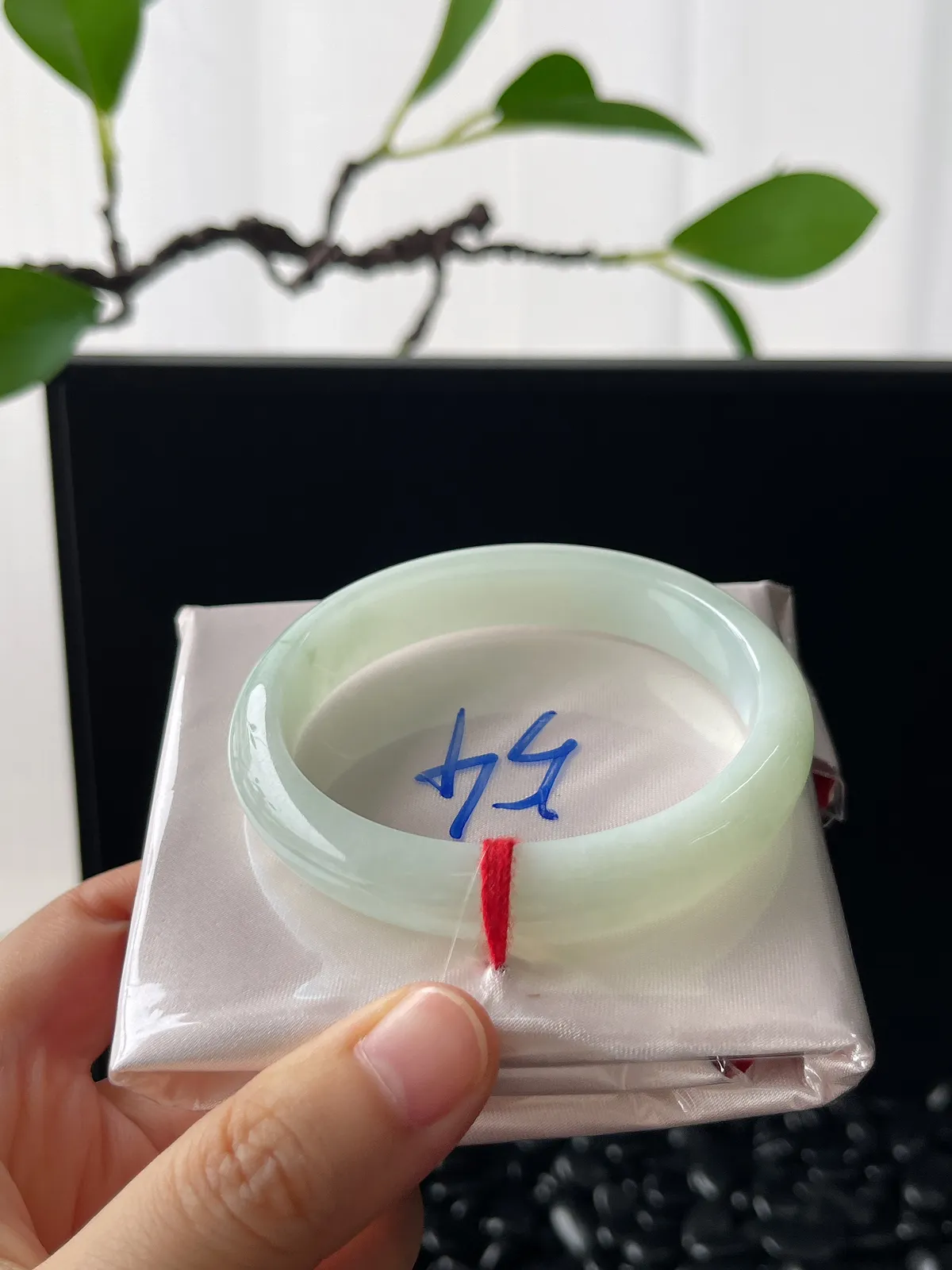 贵妃镯54.3圈口，翡翠冰糯种淡绿色手镯