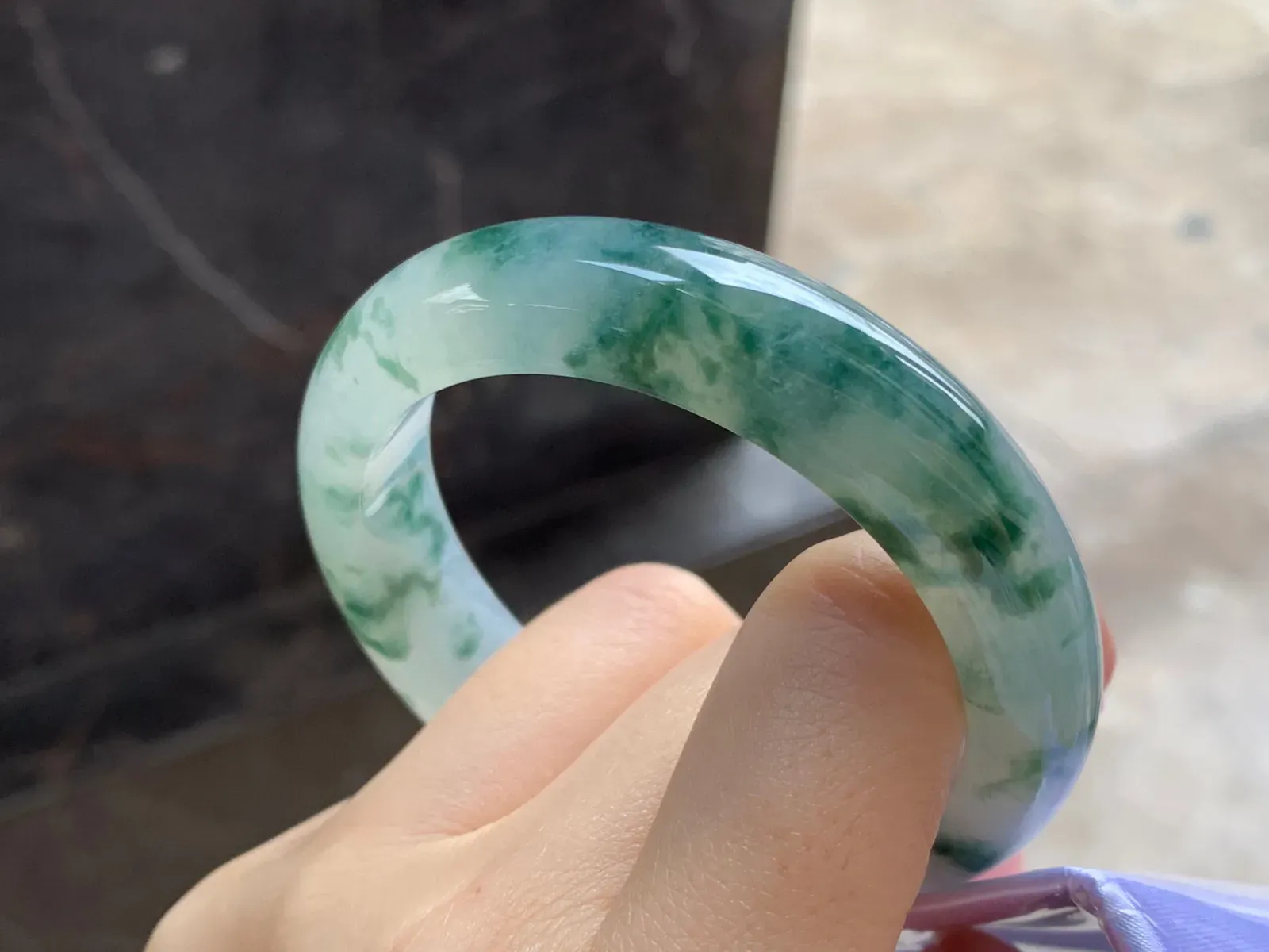 飘花手镯
尺寸：53-13.2-8.5mm
水润十足～飘花浓郁 上手好看