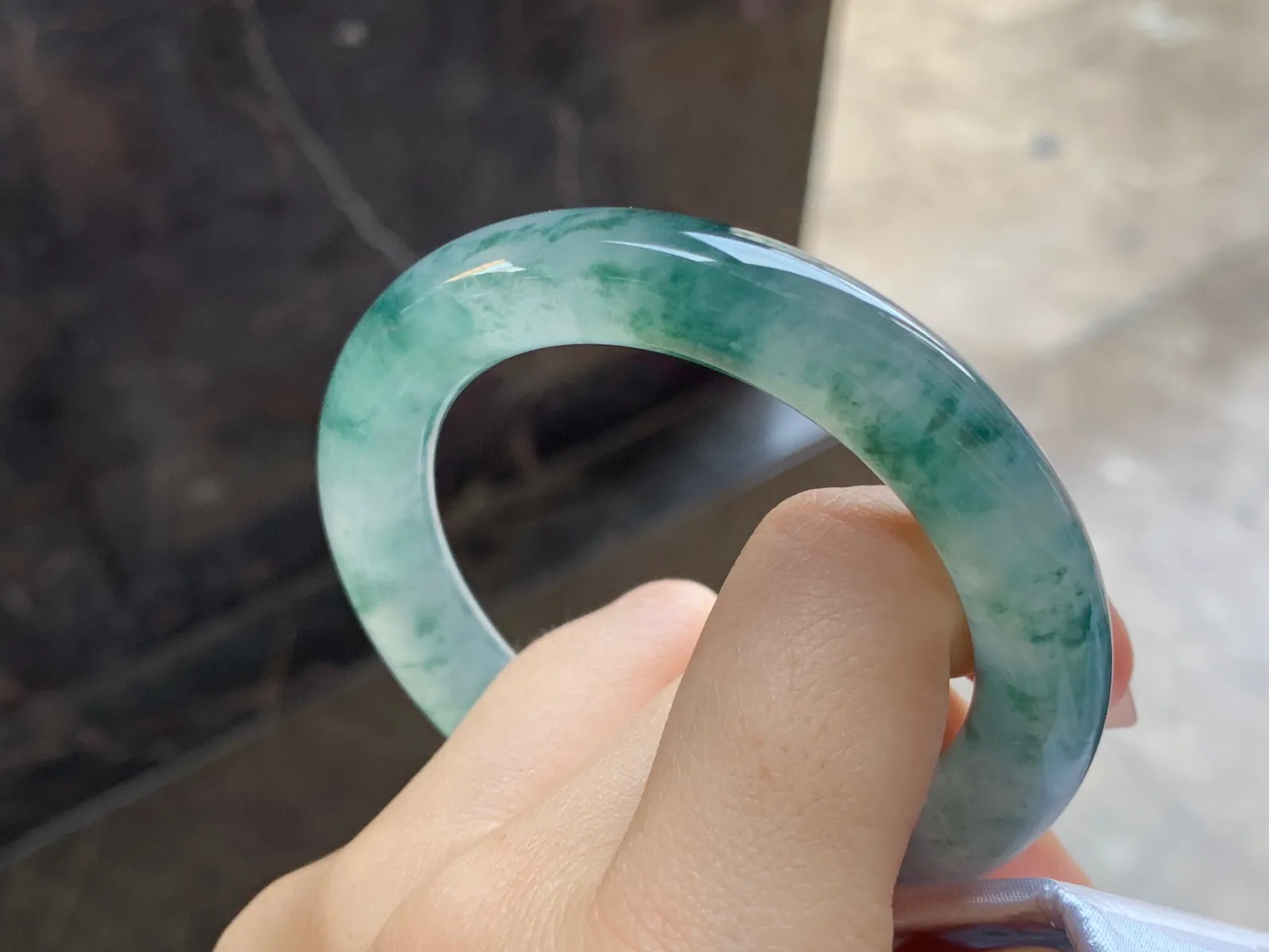 冰飘花圆条手镯
尺寸：52.1-10.2mm
冰味十足～种老肉细精品小圈口