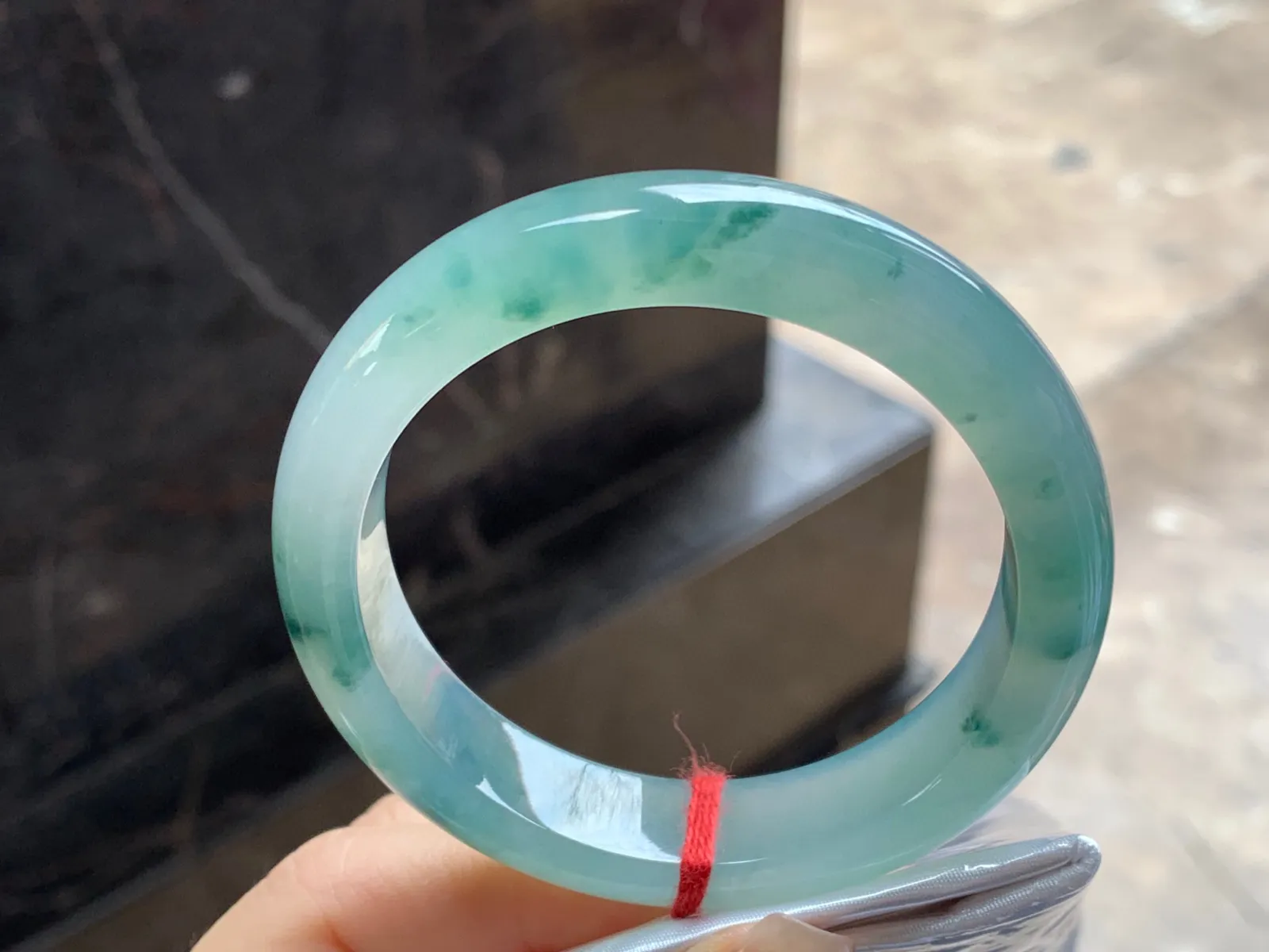飘花手镯
尺寸：54.5-12.7-8.4mm
种老肉细～飘花点缀