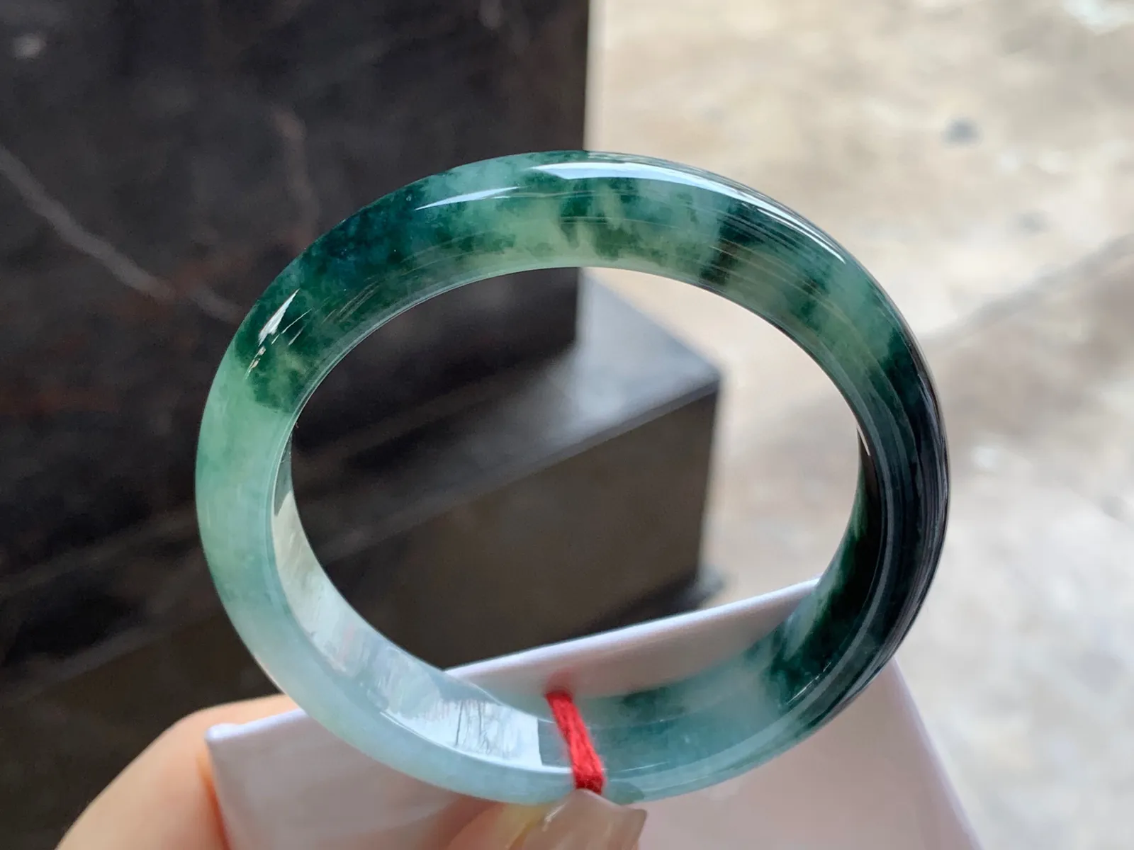 飘花手镯
尺寸：56.6-12.3-7.8mm
底子细腻干净～飘花浓郁上手耐看