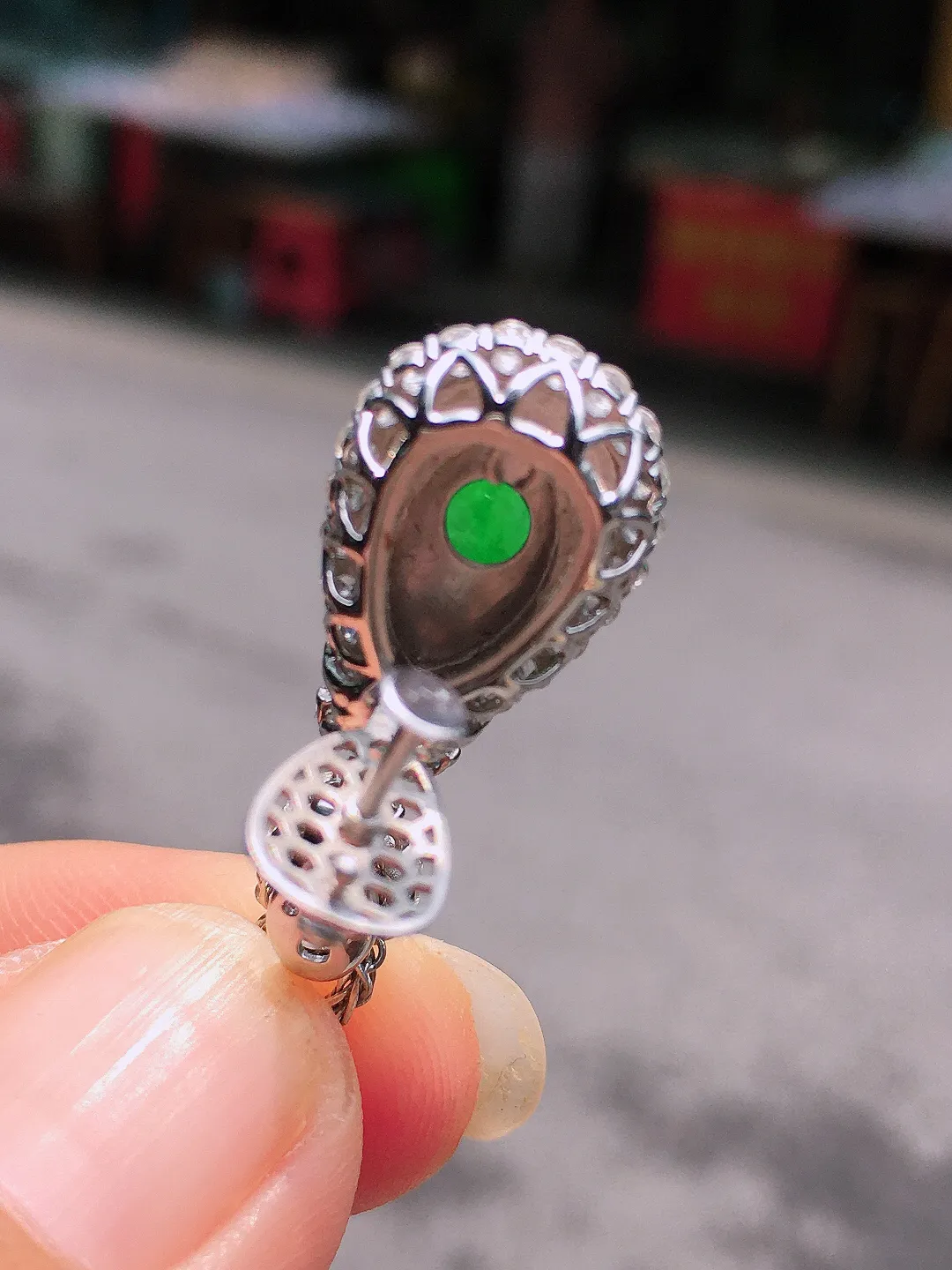 阳绿二合一吊坠，色泽均匀艳丽，玉质细腻，荧光感超
强，饱满水润，气质满满。18k
金豪华镶嵌