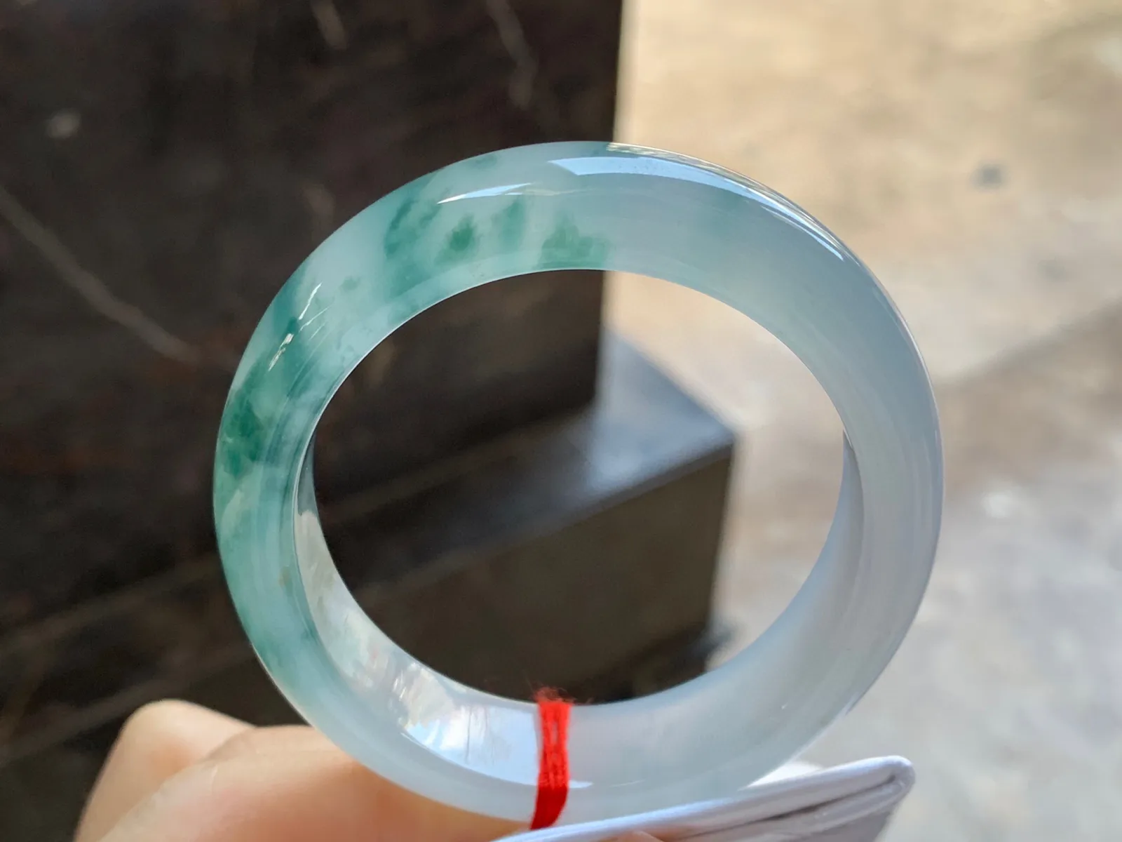 冰种飘花贵妃镯
尺寸：56-13-8mm
冰味十足～正圈53 54可以戴大力推荐