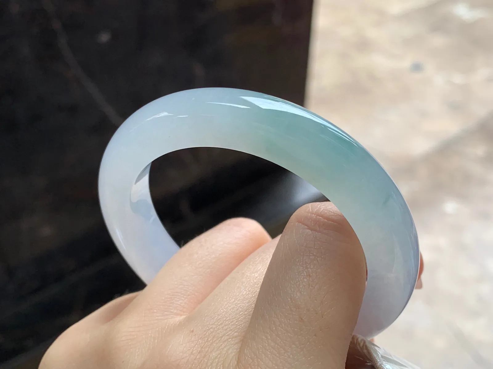 飘花手镯
尺寸：54-10.7-9.5mm
种水好 小清新上手漂亮