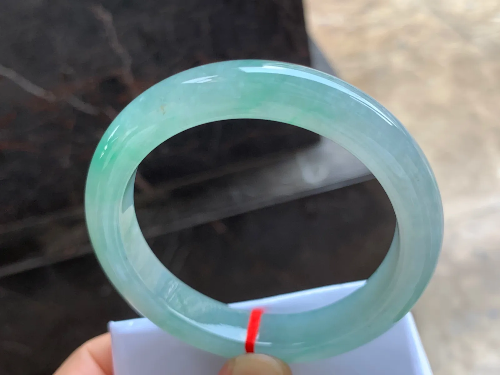 58.5-12-9.5mm
冰种带色手镯 水润清新 上手灵动清秀