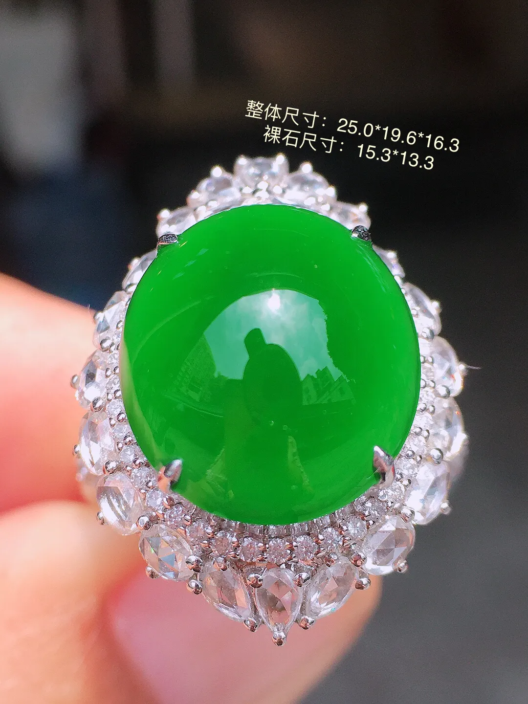 满绿蛋面戒指/吊坠两用款，色泽均匀浓郁，玉质细腻，荧光感超
强，饱满水润，气质满满。18k
金豪华镶嵌