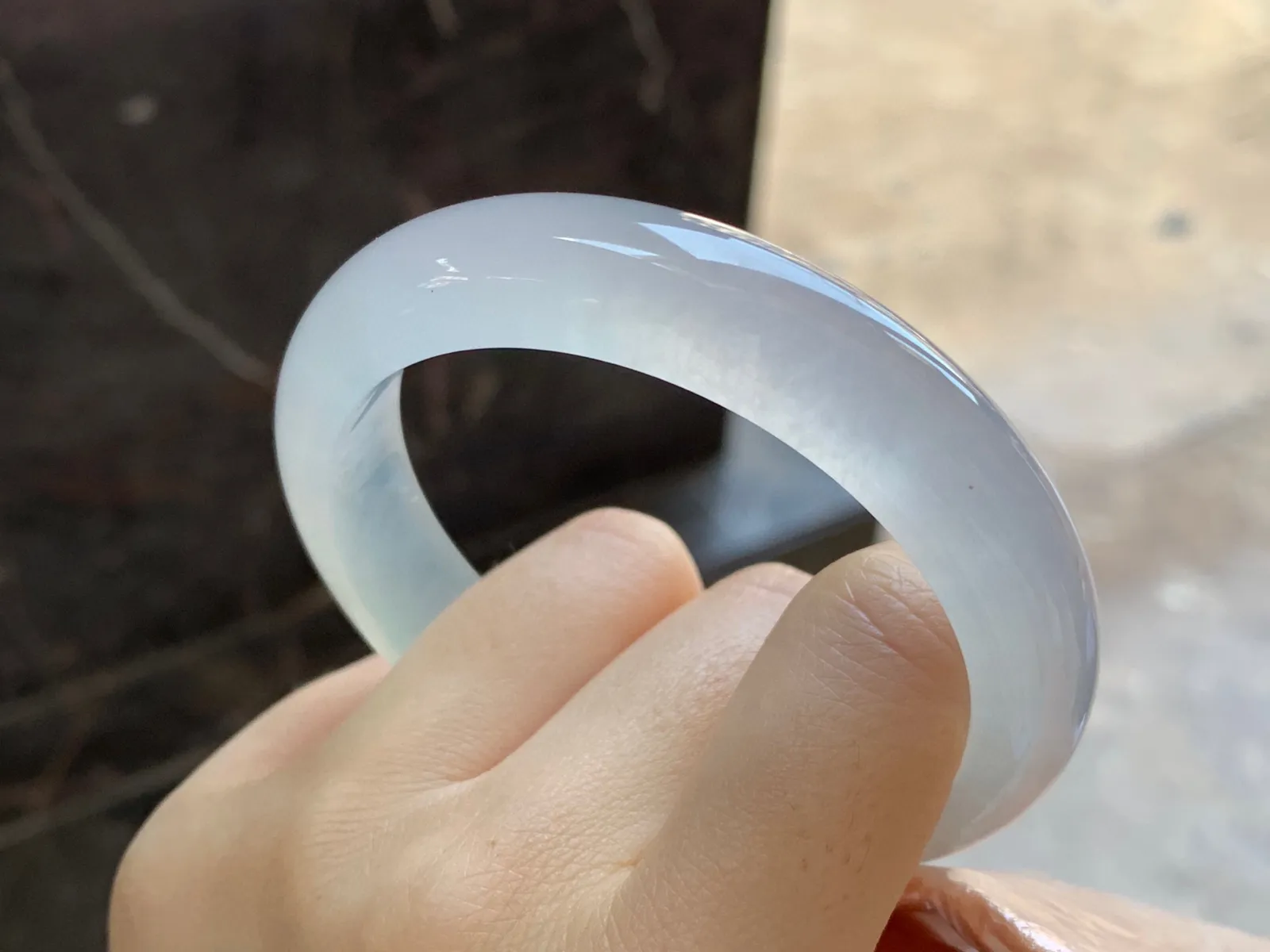 冰种手镯
尺寸：57.5-12.8-8.4mm
冰味十足～一大半冰透起荧光
