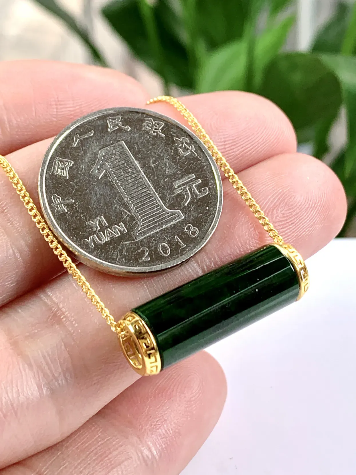 缅甸天然翡翠A货，18K金镶嵌冰种满绿辣绿路路通吊坠挂件，尺寸：整体24.8/8.3mm，祼石21.5/8.3mm重量：2.65g
