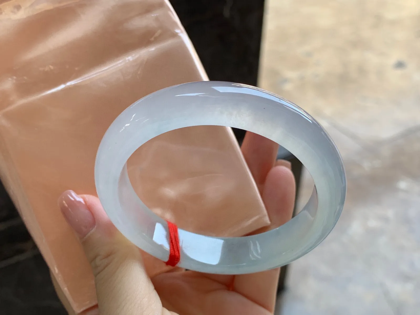 冰种手镯
尺寸：57.5-12.8-8.4mm
冰味十足～一大半冰透起荧光
