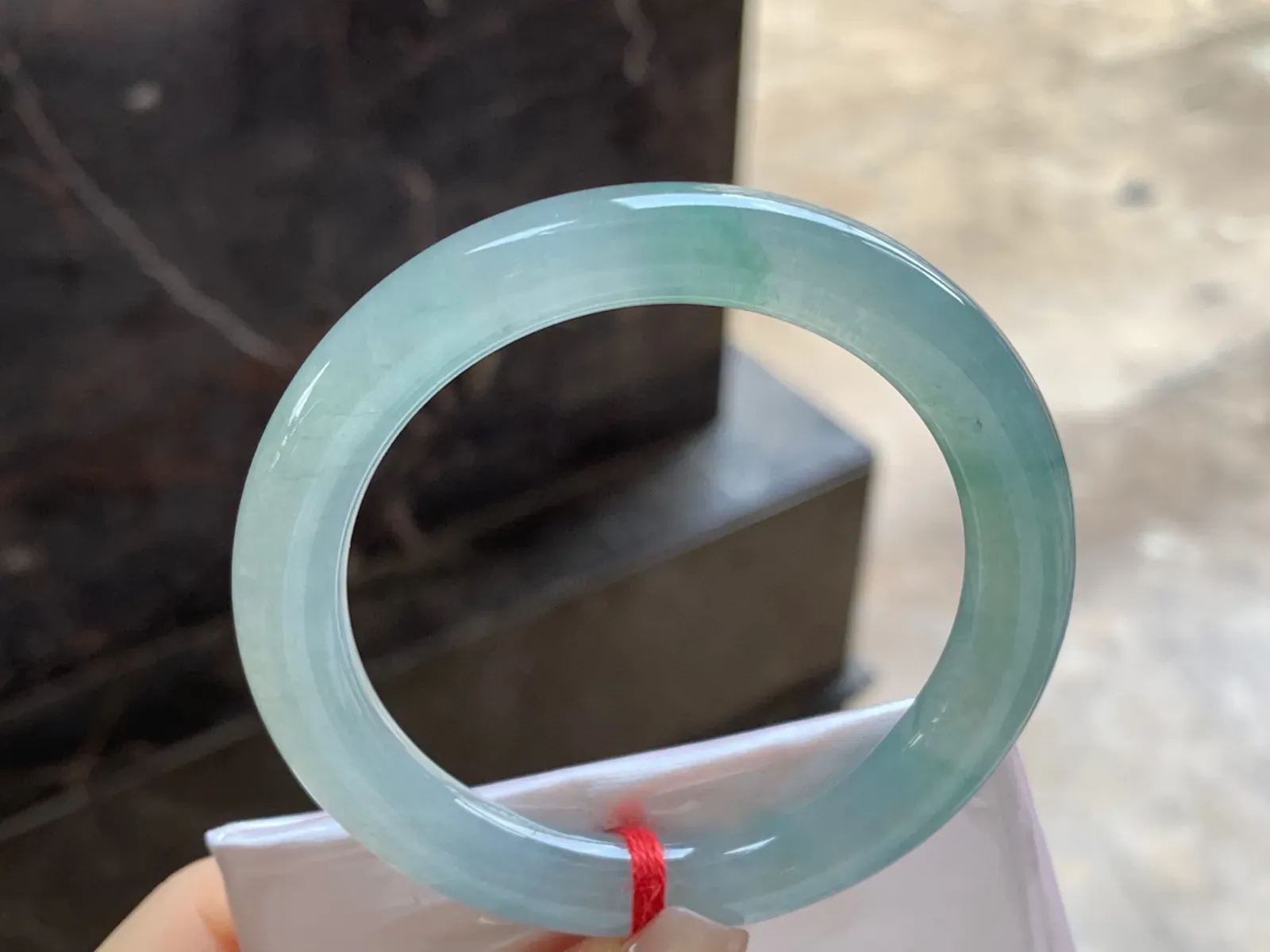 飘花圆条手镯
尺寸：51.8-8.6mm飘花点缀 上手好看