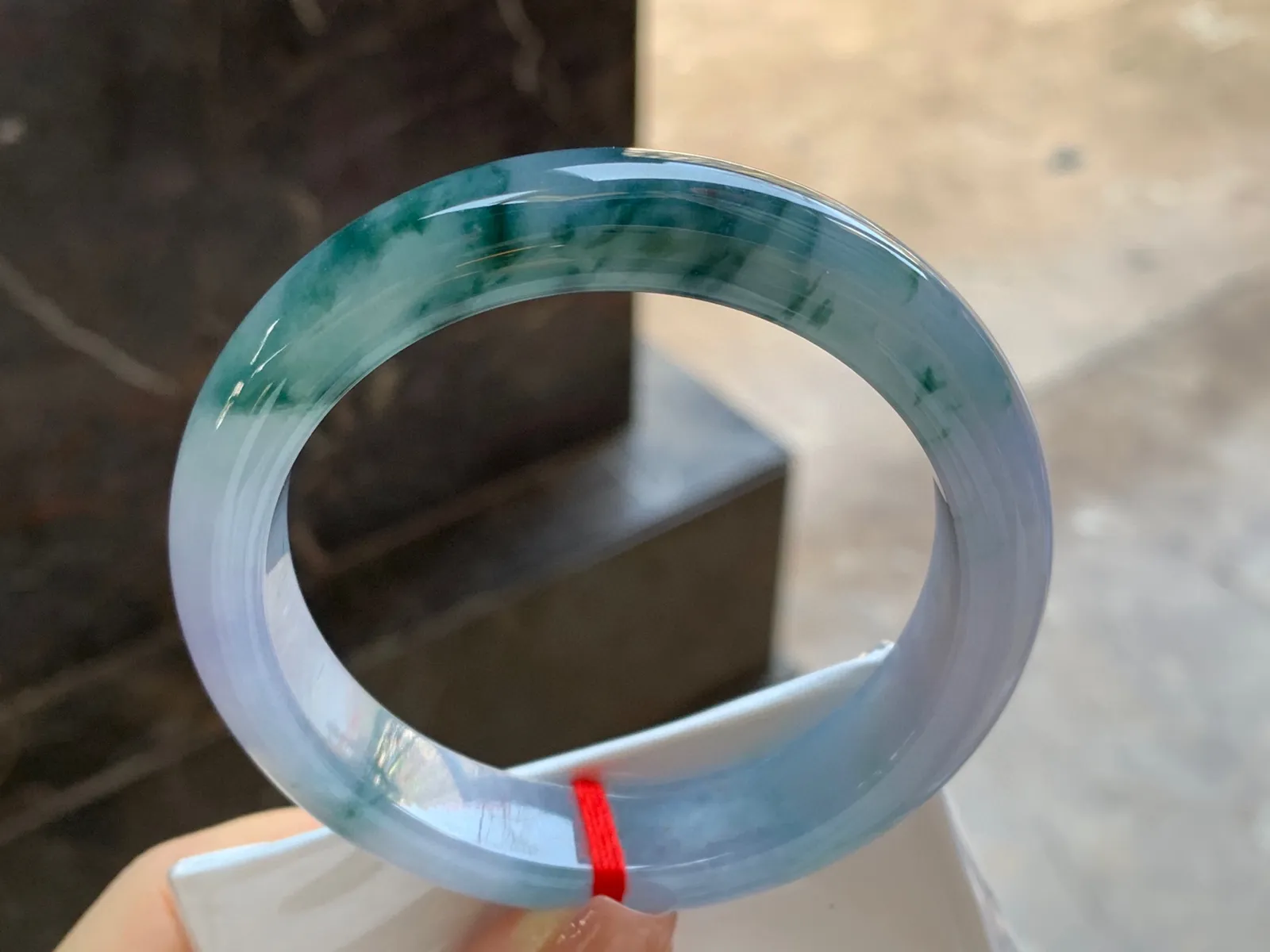 飘花手镯
尺寸：57.5-12.8-9mm
底子细腻干净～有特色的料子 上手好看