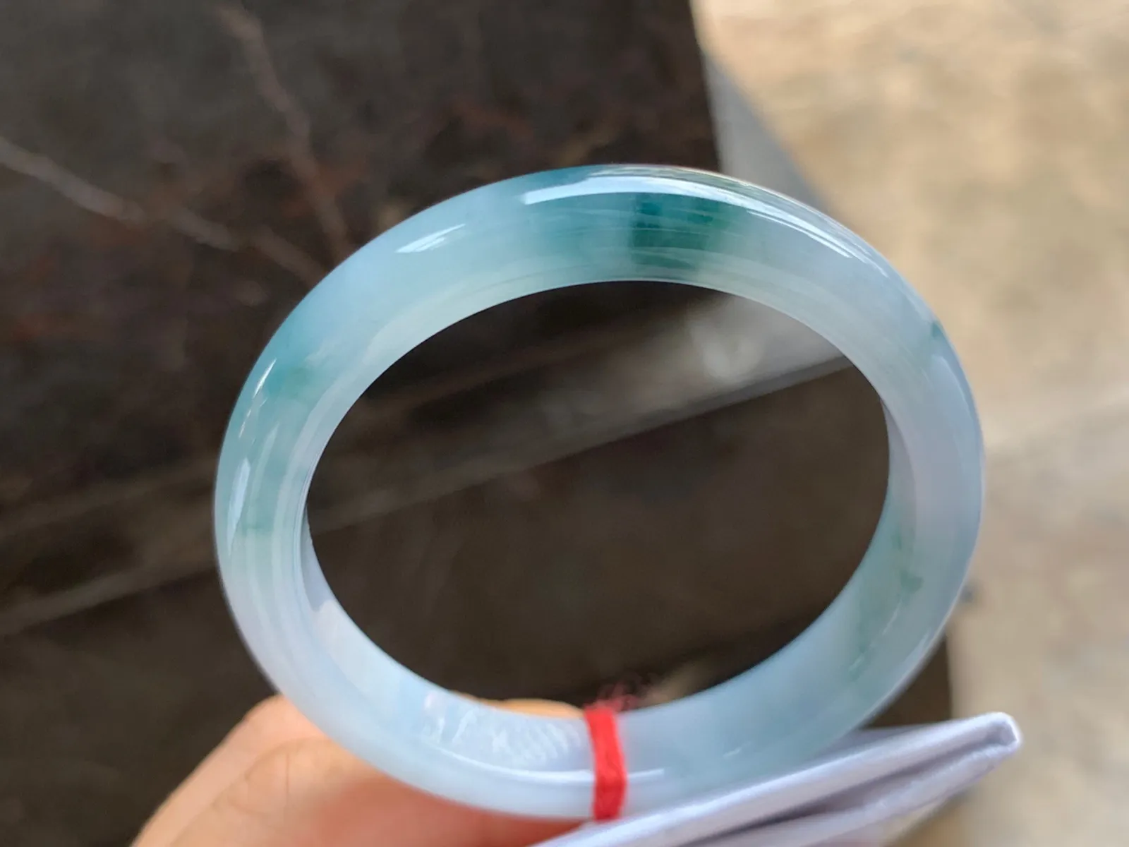 53.5-10.5-7.5mm
飘花手镯 底子细腻 花色漂亮