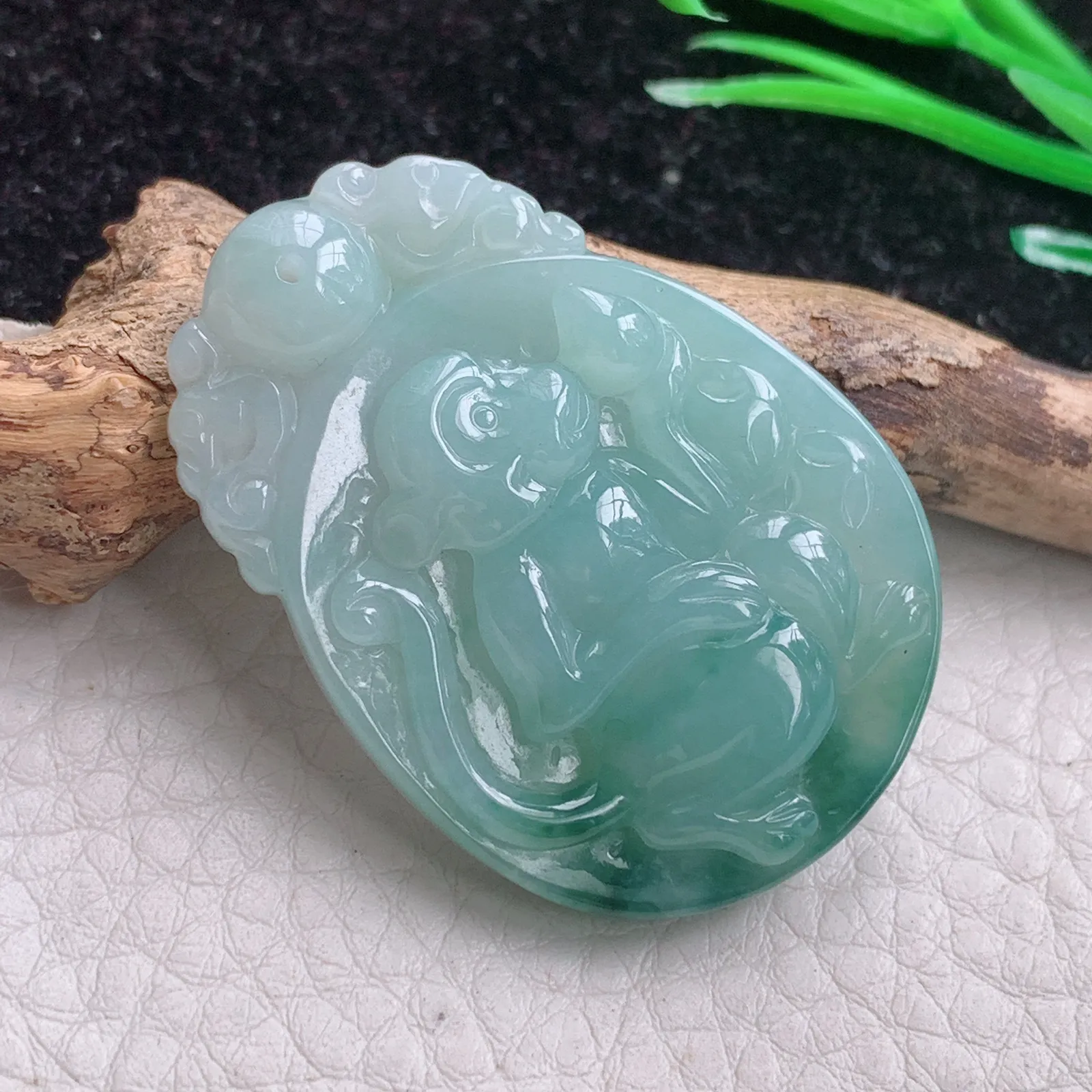kit实拍43*30*7.2缅甸翡翠A货胶感飘花灵猴 生肖猴玉吊坠