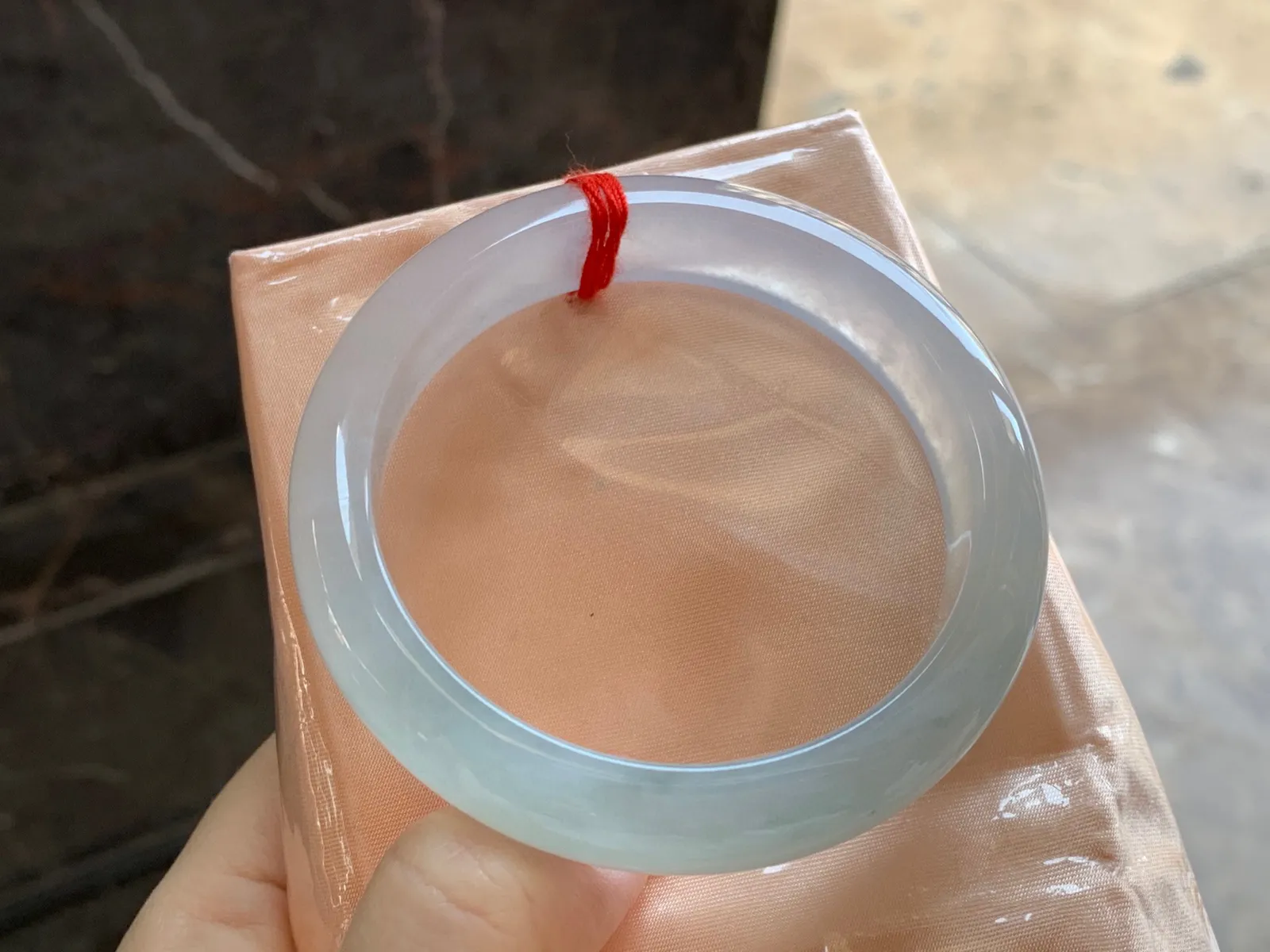 冰种手镯
尺寸：57.5-12.8-8.4mm
冰味十足～一大半冰透起荧光