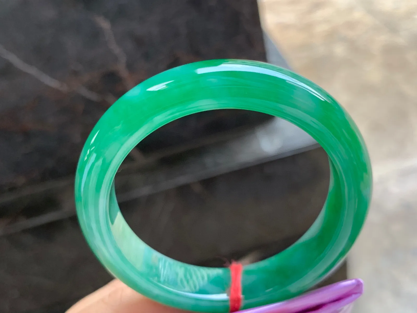 55-13-8.5mm
满色手镯 种好细腻 颜色辣绿 条形优秀 上手大气