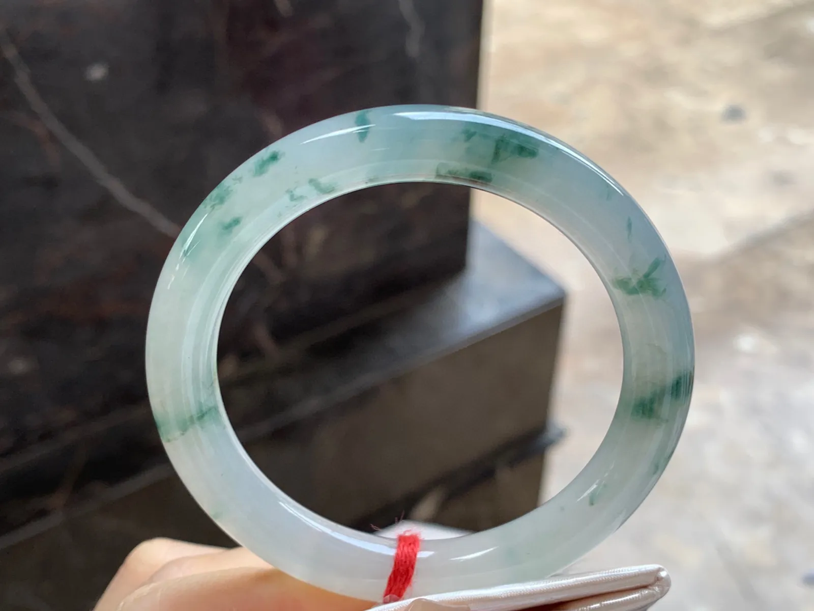 飘花圆条手镯
尺寸：55.3-9.2mm
种水好 飘花点缀上手好看