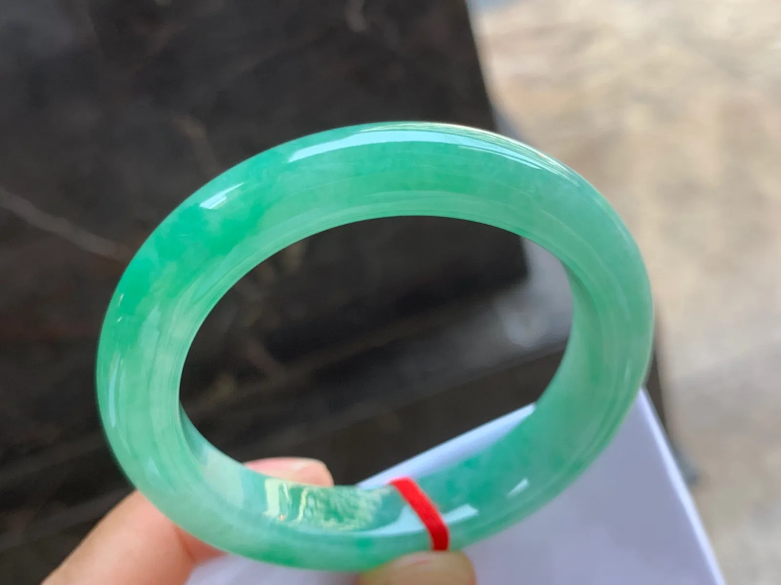 53-11.5-8.5mm
带色贵妃手镯 种好细腻 色满 正圈50/51可戴