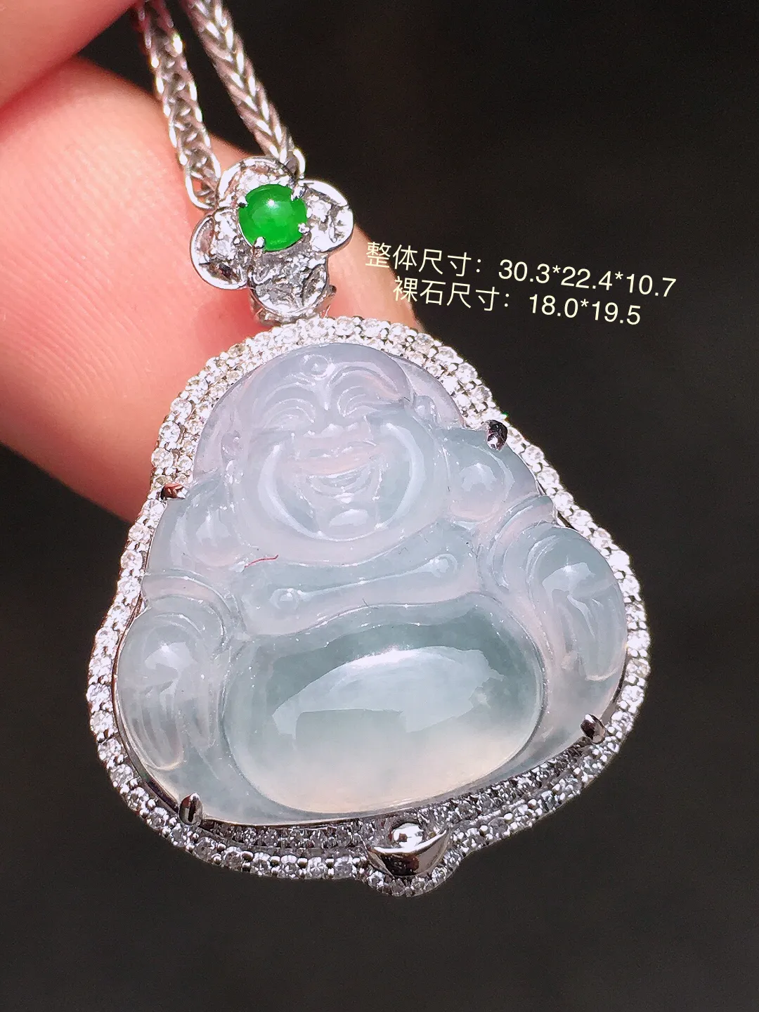冰种佛公吊坠，玉质细腻，荧光感超
强，饱满水润，气质满满。18k
金豪华镶嵌