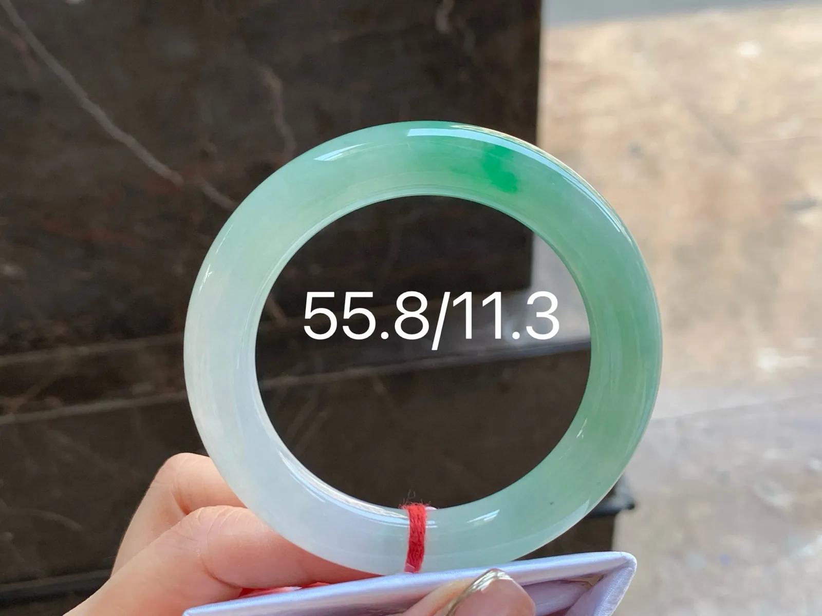 冰带色福镯
水润清爽 55.8/11.3mm