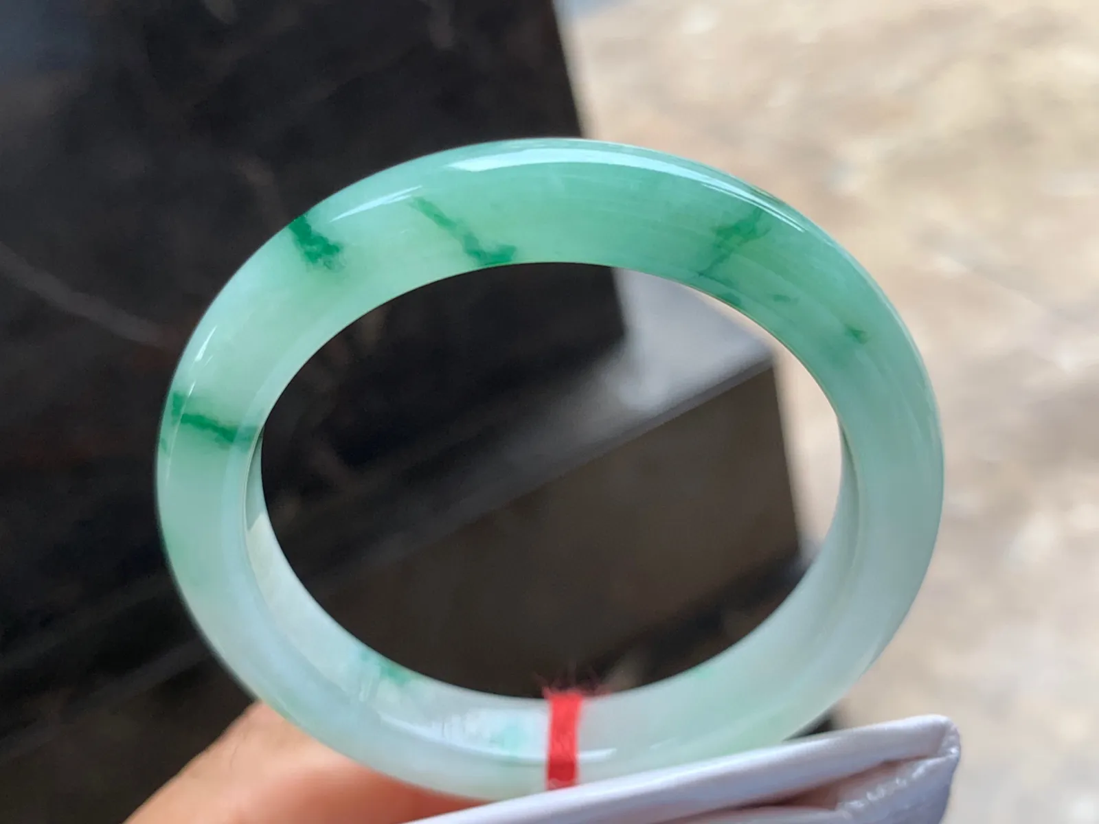 54-10-8mm
飘花手镯 底子细腻干净 水润绿花 上手漂亮