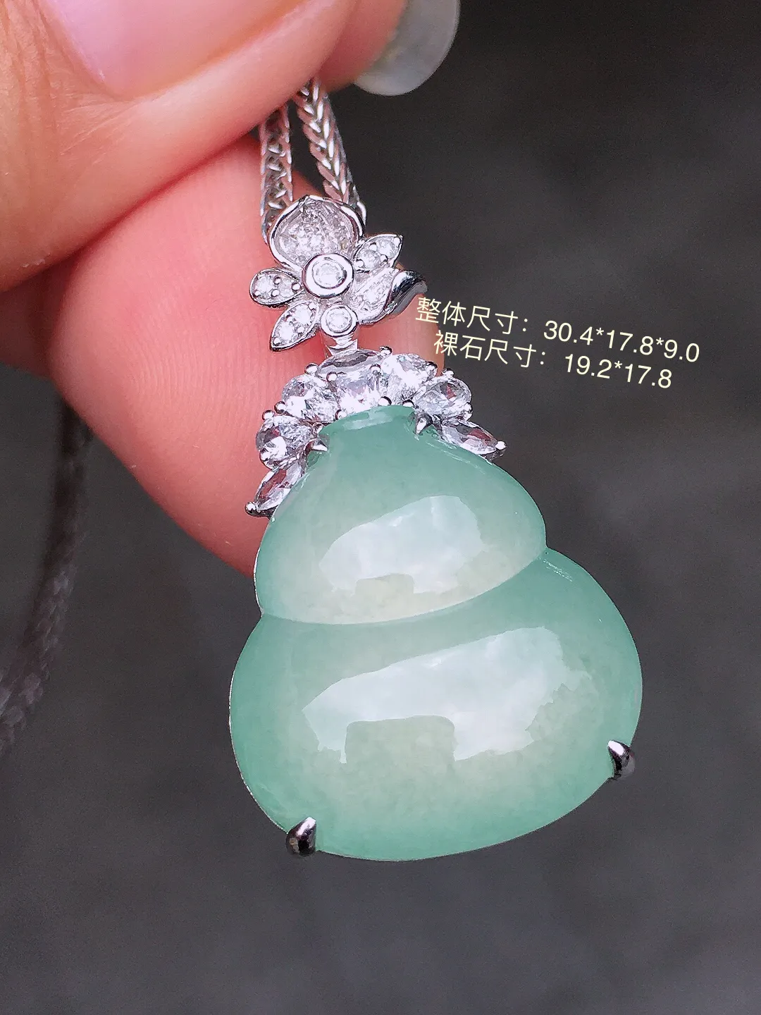 晴水葫芦吊坠，色泽均匀艳丽，玉质细腻，荧光感超
强，饱满水润，气质满满。18k
金豪华镶嵌