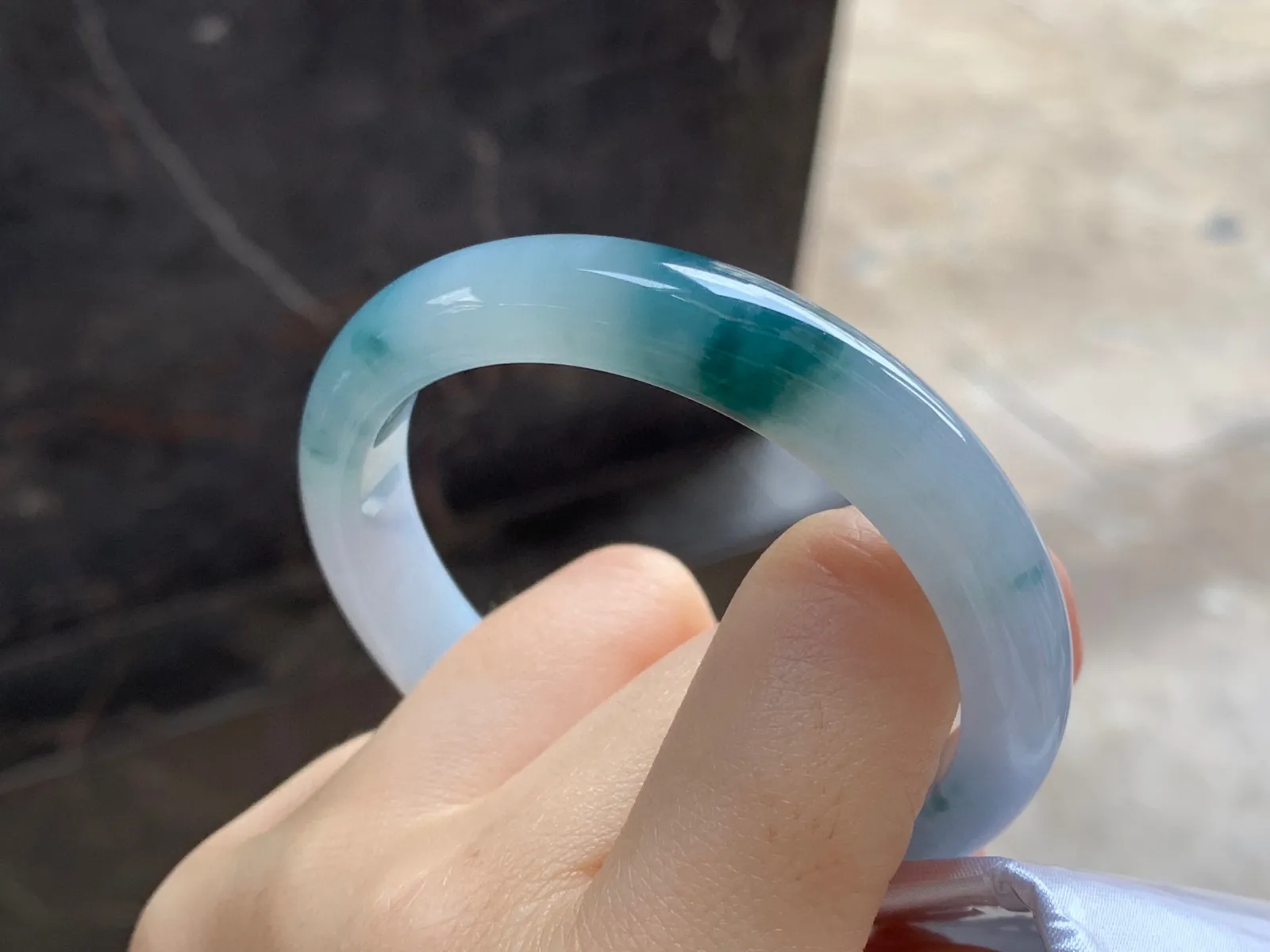 飘花手镯
尺寸：53.5-10.4-7.5mm
底子细腻干净～飘花点缀推荐气质