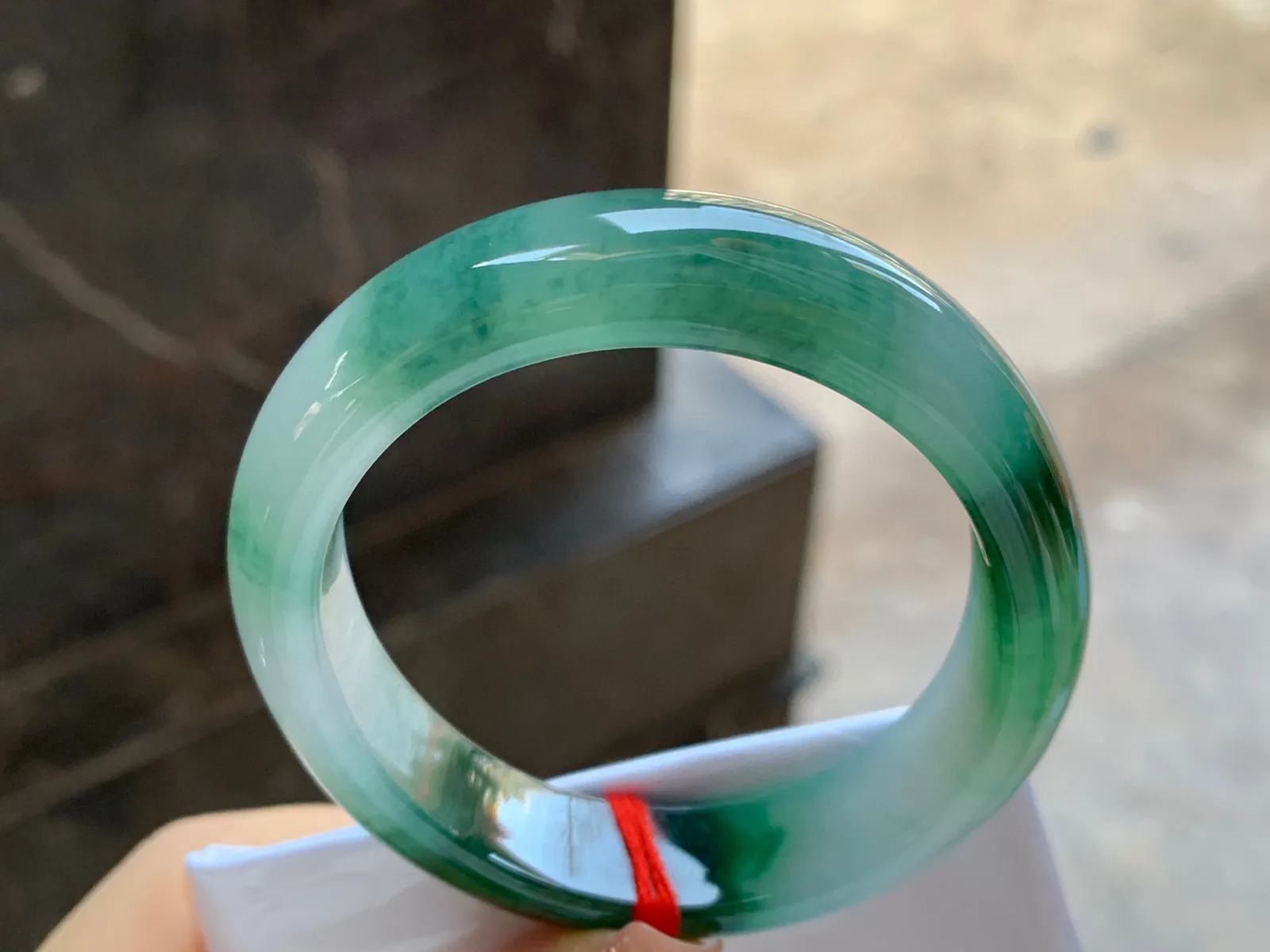 飘绿贵妃镯
尺寸：53.5-12.6-7.5mm
底子细腻干净～有特色正圈50 51可以戴