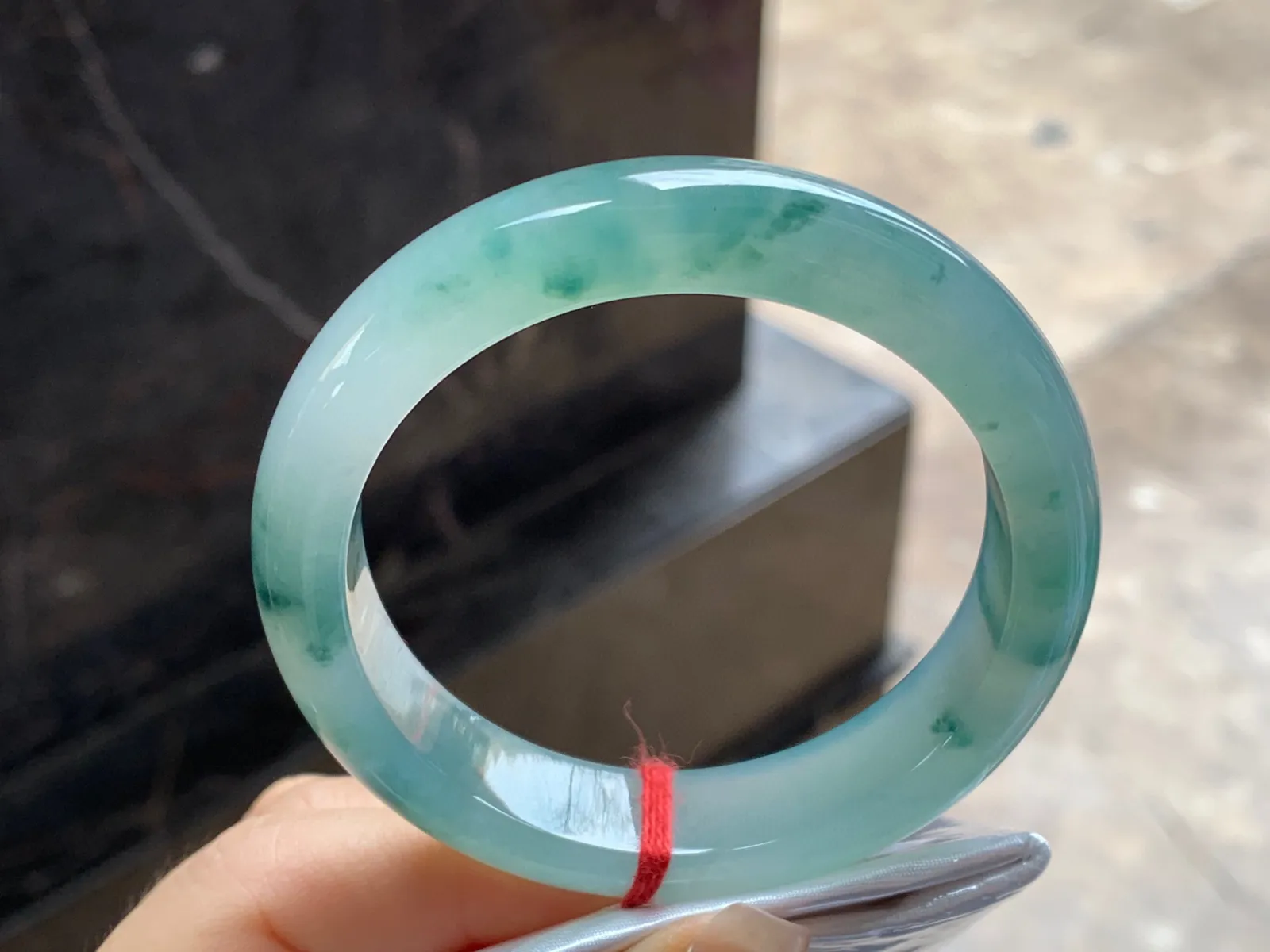 飘花手镯
尺寸：54.5-12.7-8.4mm
种老肉细～飘花点缀