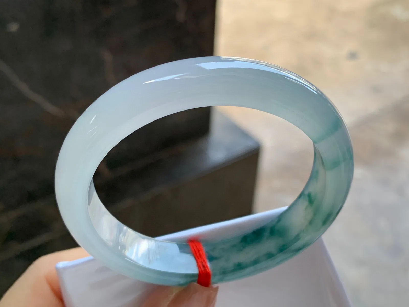冰种飘花贵妃镯
尺寸：56-13-8mm
冰味十足～正圈53 54可以戴大力推荐
