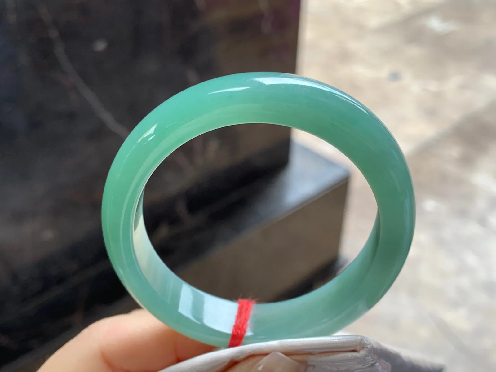 满豆绿贵妃镯
尺寸：56-11.7-7.5mm
肉质细腻干净～正圈52 53 54可以戴推荐