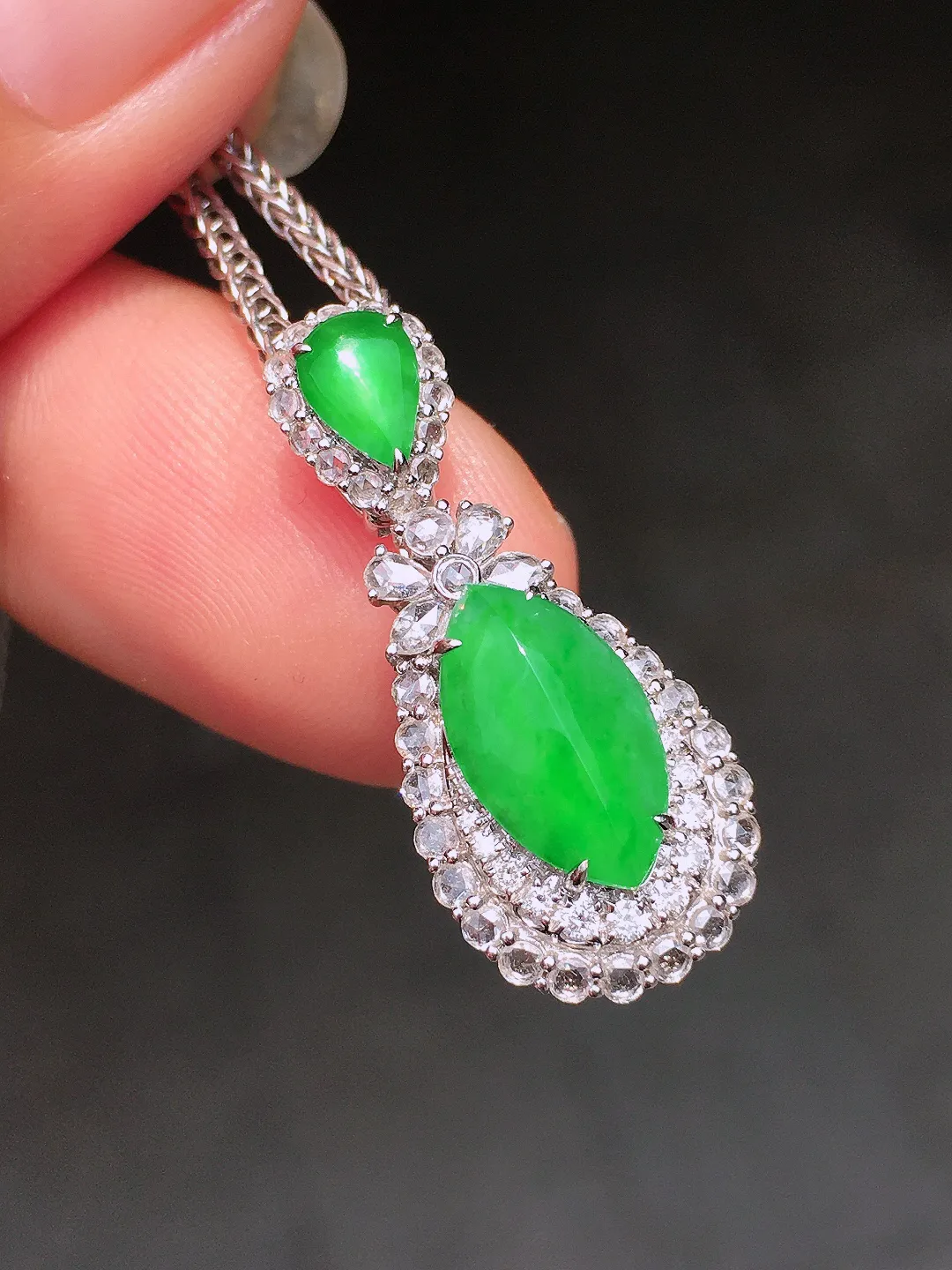 阳绿二合一吊坠，色泽均匀艳丽，玉质细腻，荧光感超
强，饱满水润，气质满满。18k
金豪华镶嵌