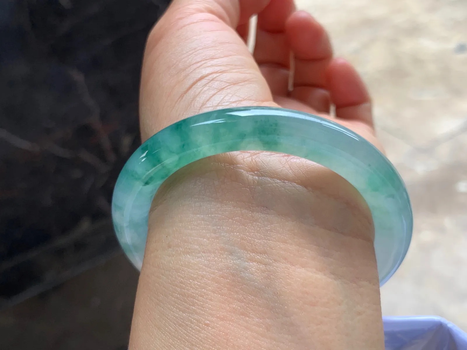 53.5-9mm
冰种飘花圆条手镯 冰透起胶 花色灵动