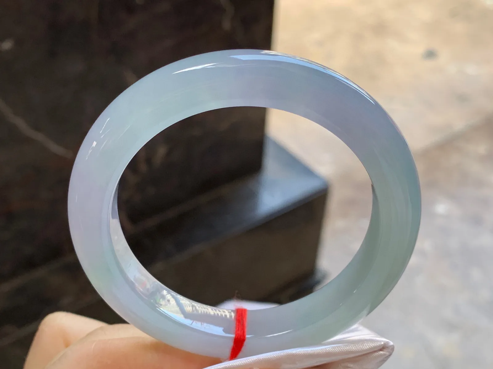 冰种淡春手镯
尺寸：57-10.7-9.5mm
种水好 小清新甜甜的料子